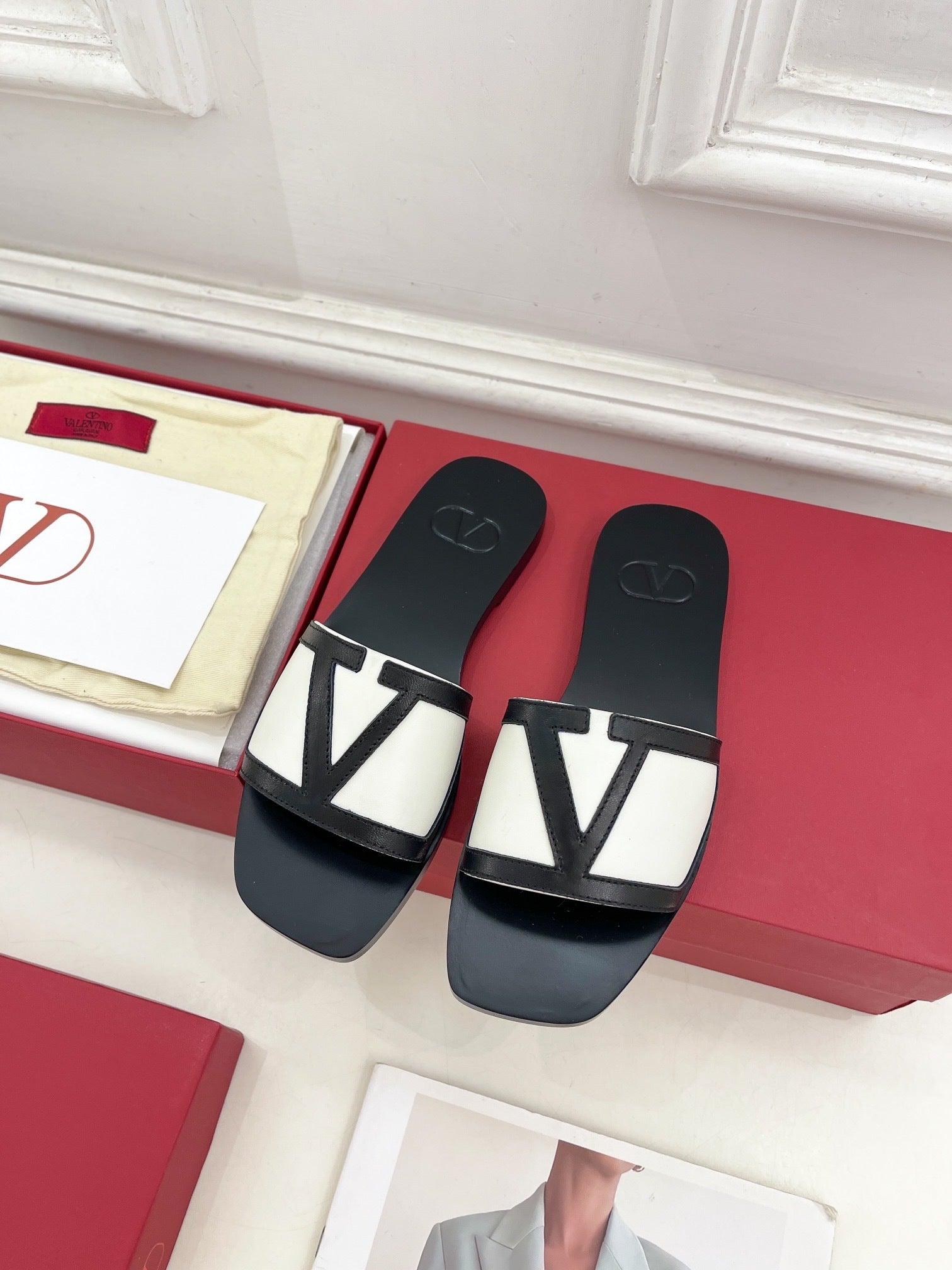 FLAT SLIDE SANDALS – BLACK & IVORY CONTRAST WITH SIGNATURE DETAIL