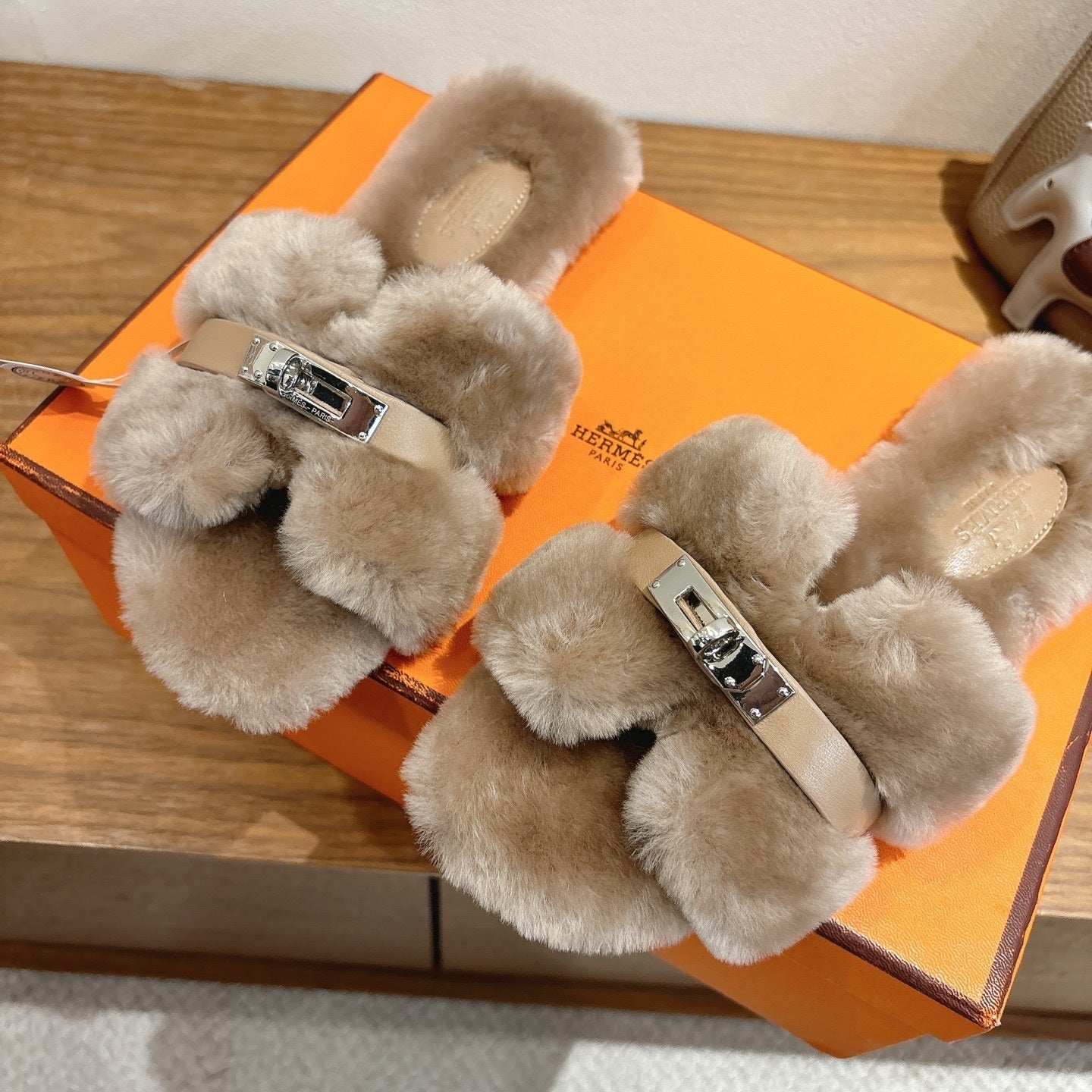 BEIGE FAUX FUR MULE SLIPPERS WITH METALLIC DETAIL