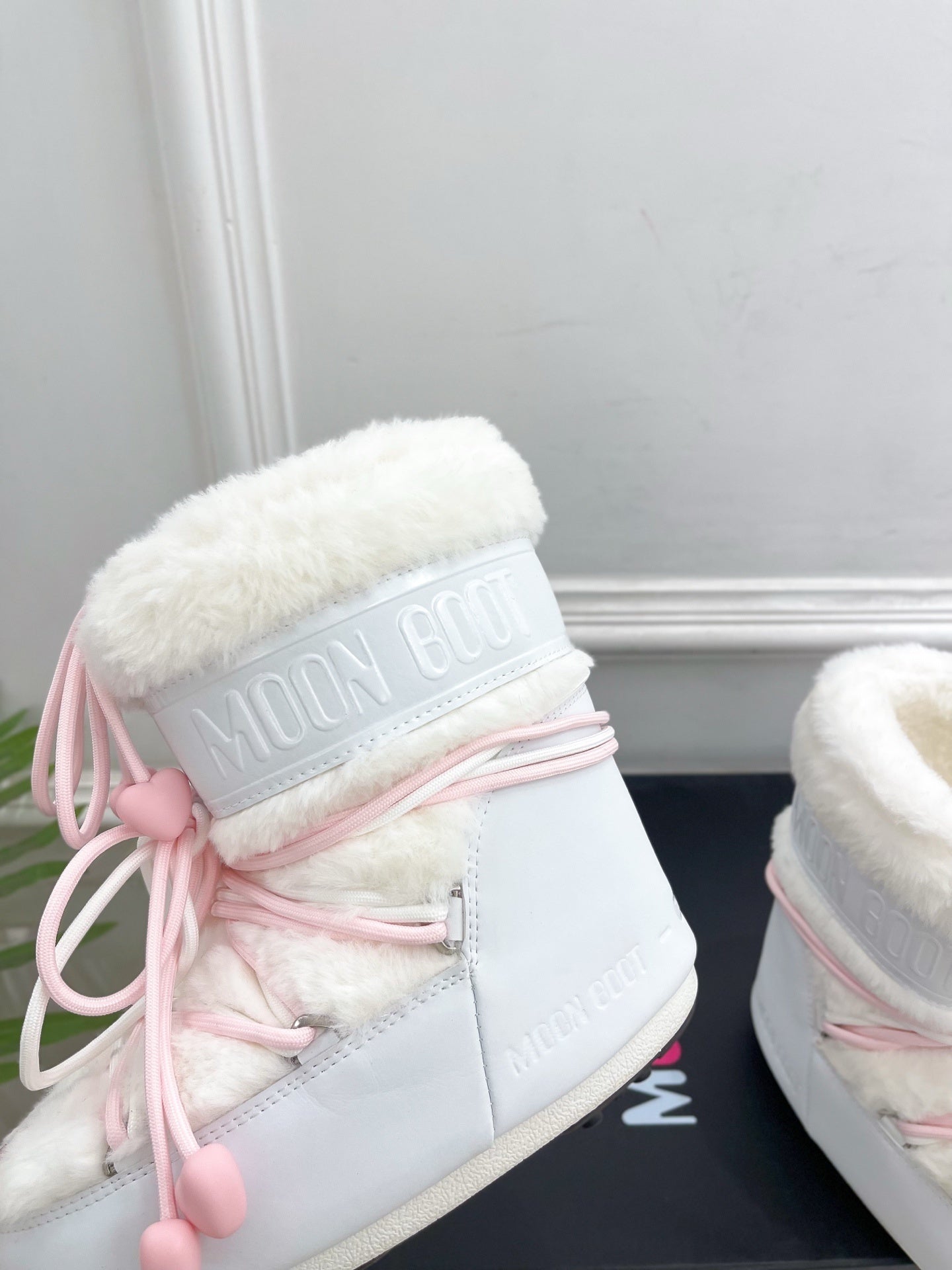WHITE FAUX FUR LINED WINTER BOOTS WITH PINK LACES