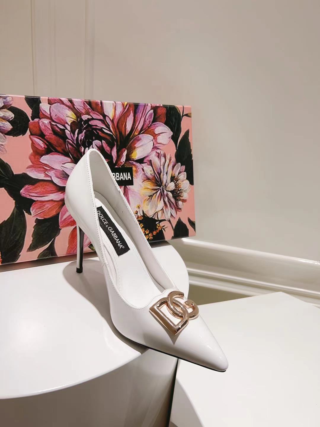 WHITE PATENT POINTED TOE HEEL PUMPS