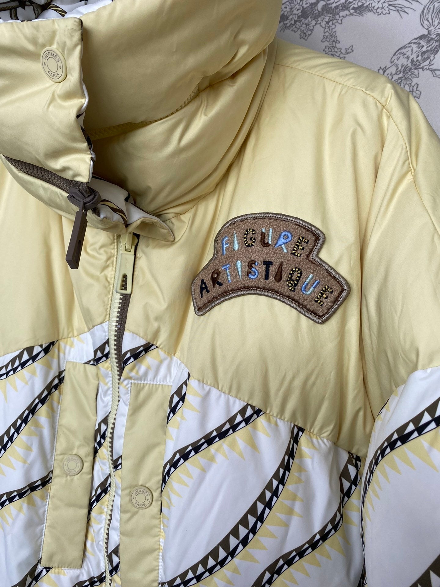 PATTERNED PUFFER JACKET WITH CONTRAST SLEEVES AND HIGH COLLAR