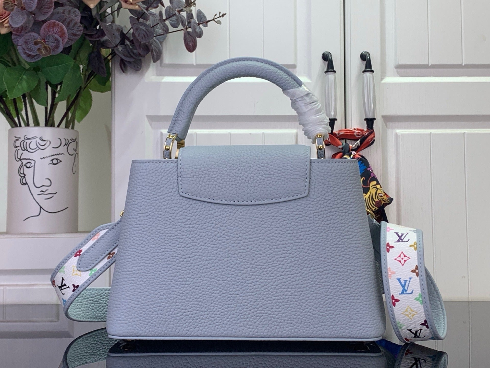 TASCHE MIT STRUKTURIERTEM OBEREN TRAGEGRIFF