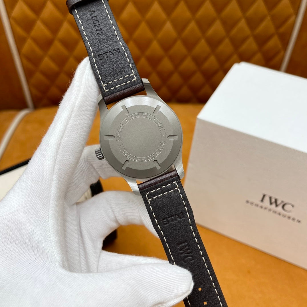 CLASSIC AVIATOR STYLE LEATHER WATCH