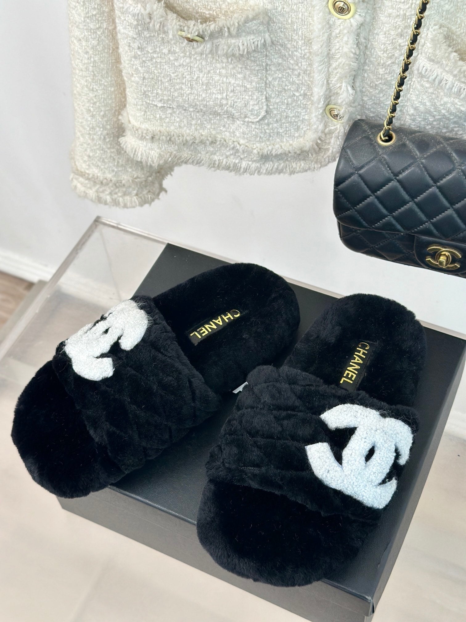 PLUSH FAUX FUR SLIDES – BLACK