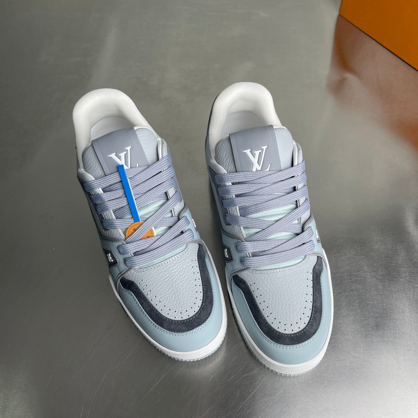 LIGHT BLUE LOW-TOP LEATHER SNEAKERS WITH CONTRAST PANELS