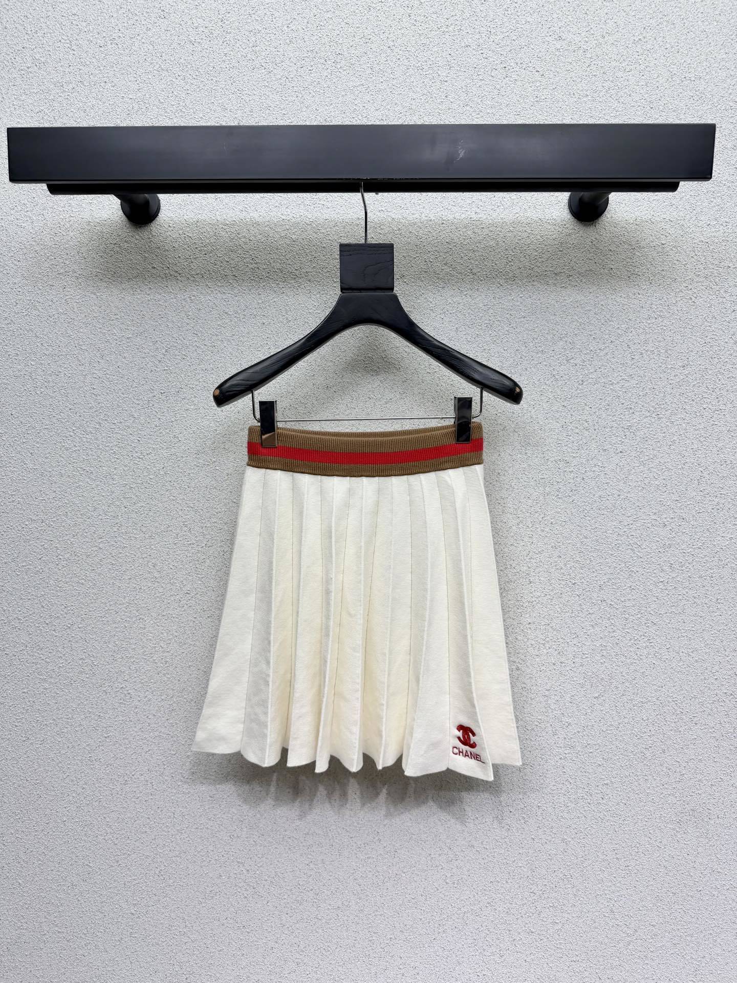 LOGO EMBROIDERED KNIT TOP & PLEATED SKIRT SET