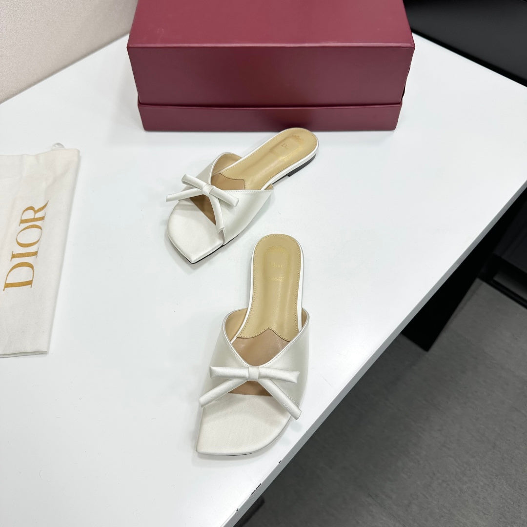 MINIMAL BOW DETAIL WHITE FLAT MULE SANDALS