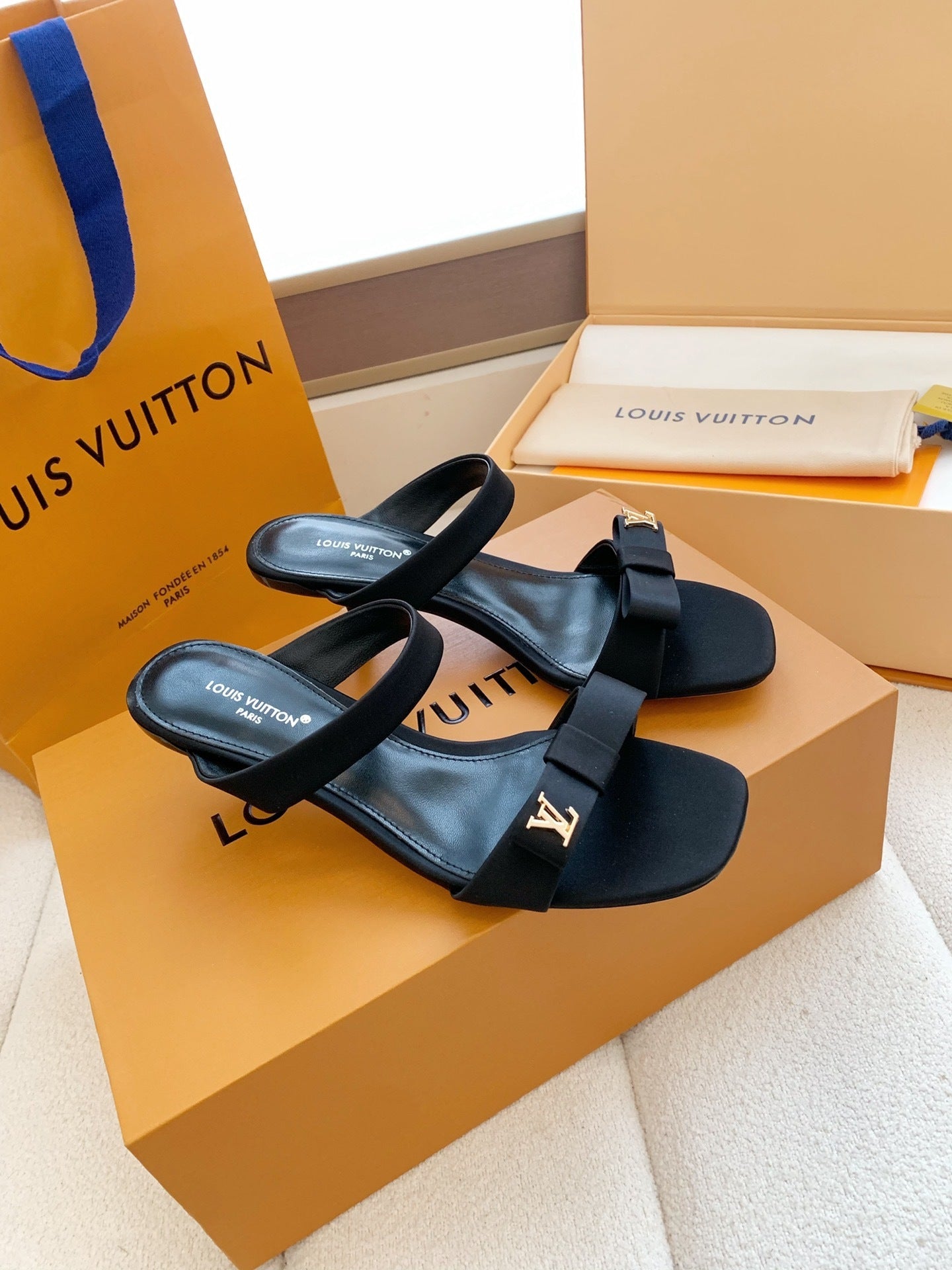 BLACK BOW DETAIL SLIDE HEEL SANDALS