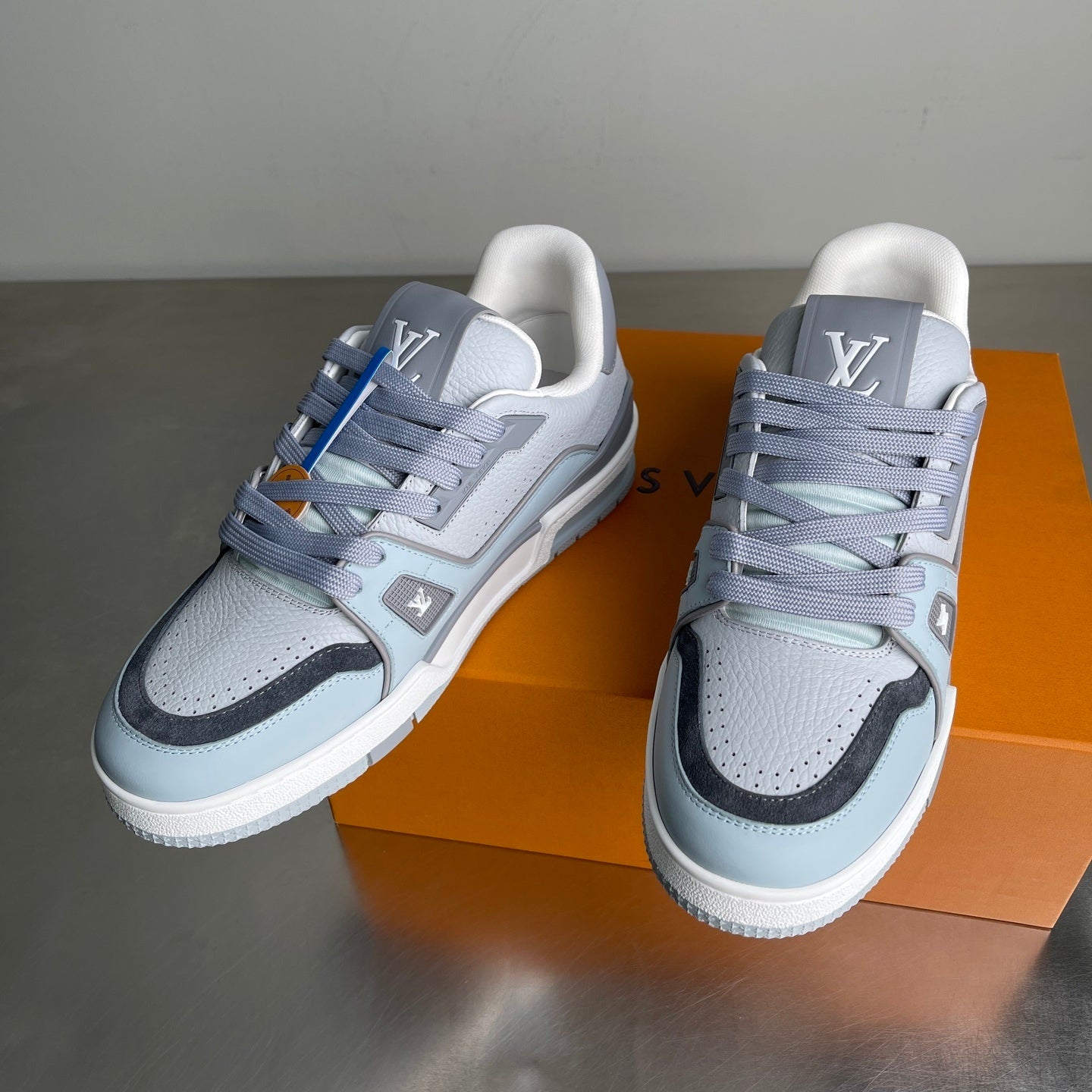 LIGHT BLUE LOW-TOP LEATHER SNEAKERS WITH CONTRAST PANELS