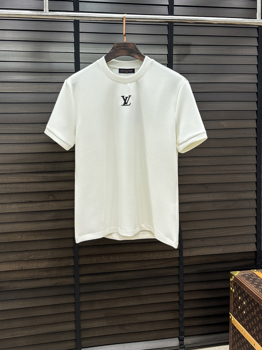 MINIMAL EMBROIDERED SHORT SLEEVE T-SHIRT