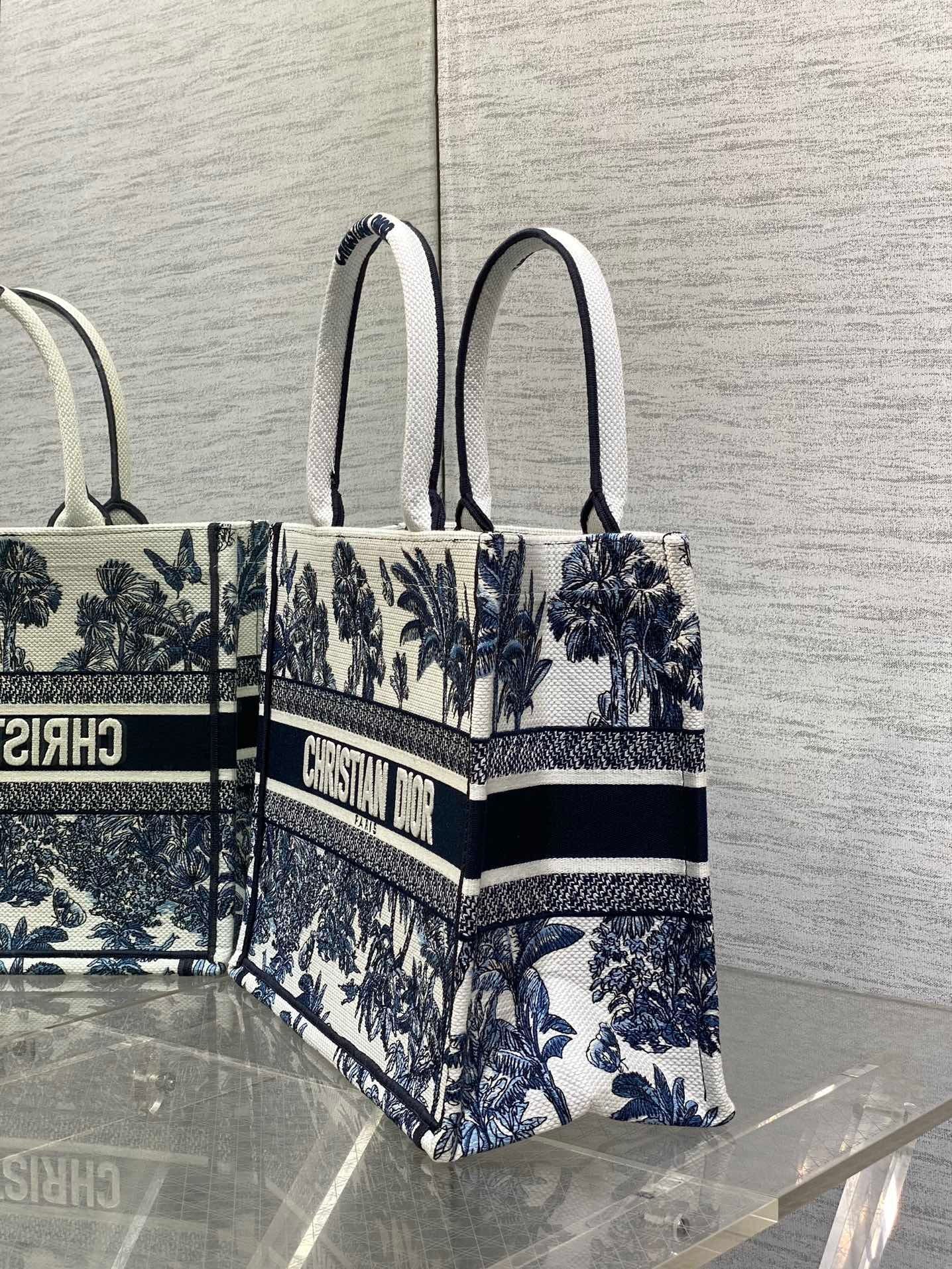 STRUCTURED CANVAS TOTE WITH BOTANICAL ILLUSTRATION