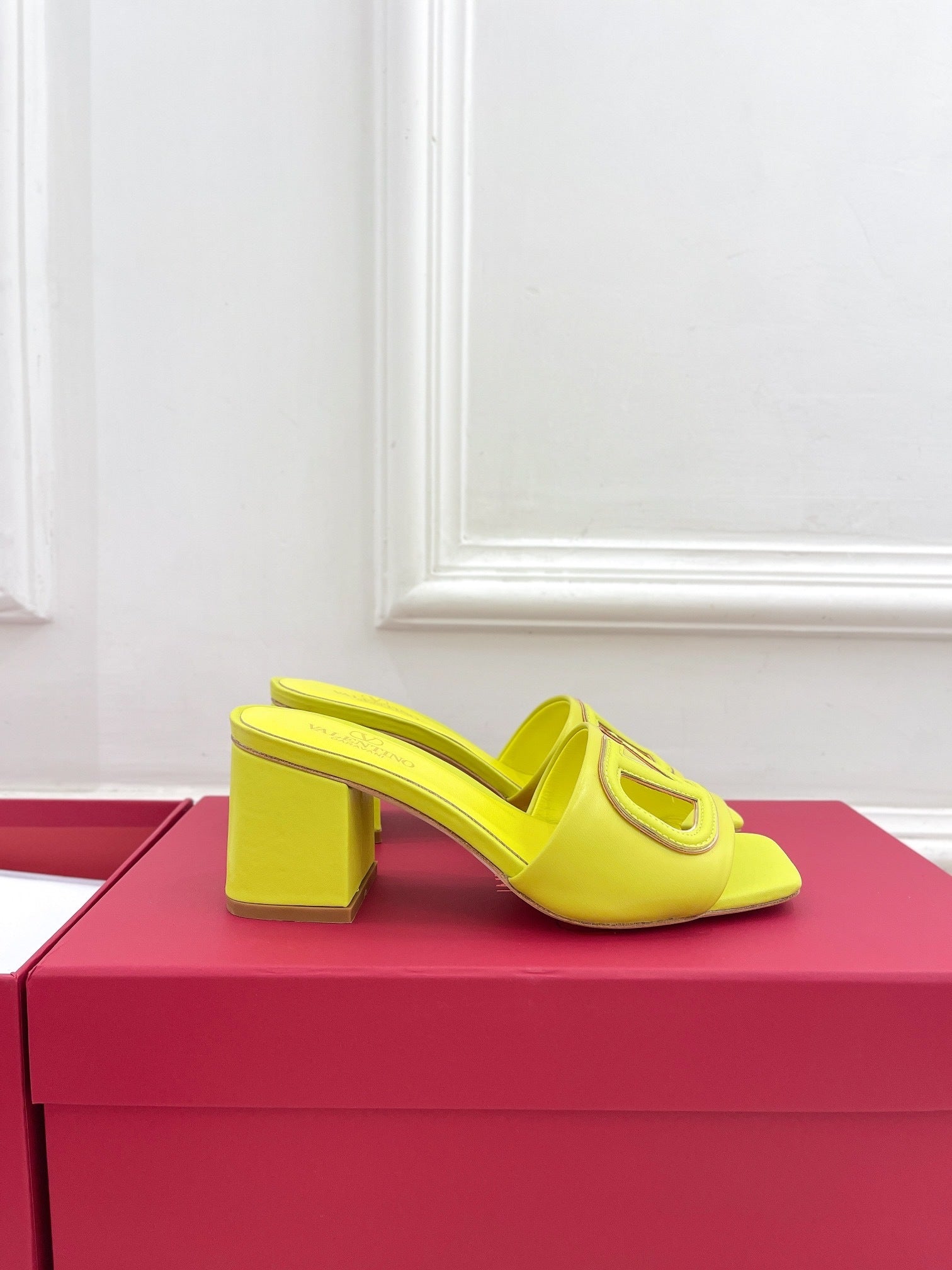 MID-HEEL SLIDE SANDALS – LIME GREEN WITH TONAL DETAIL