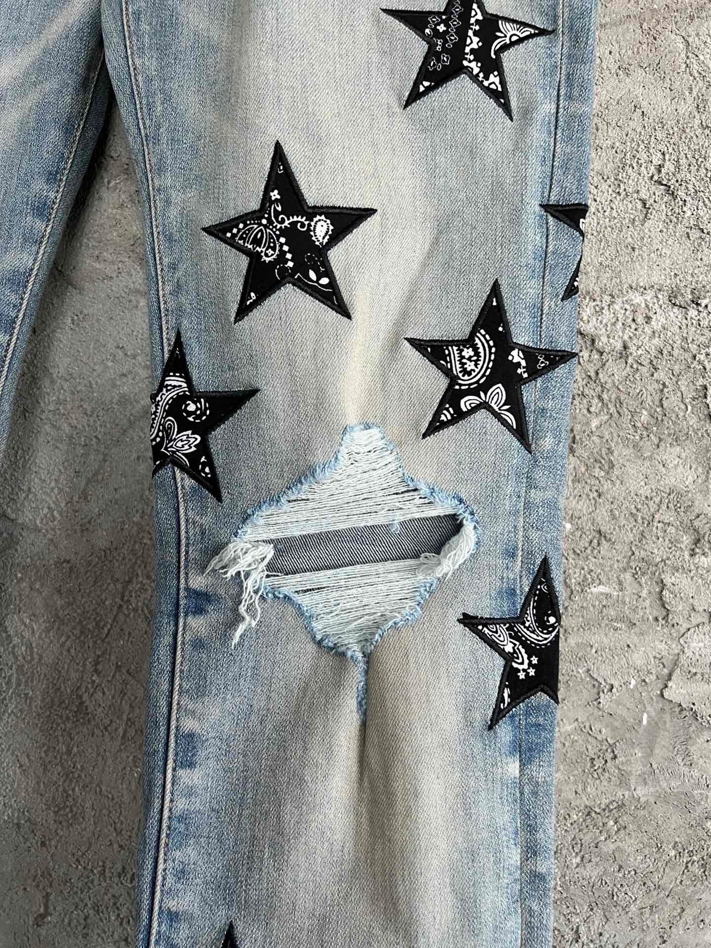 STAR APPLIQUÉ DISTRESSED SKINNY JEANS