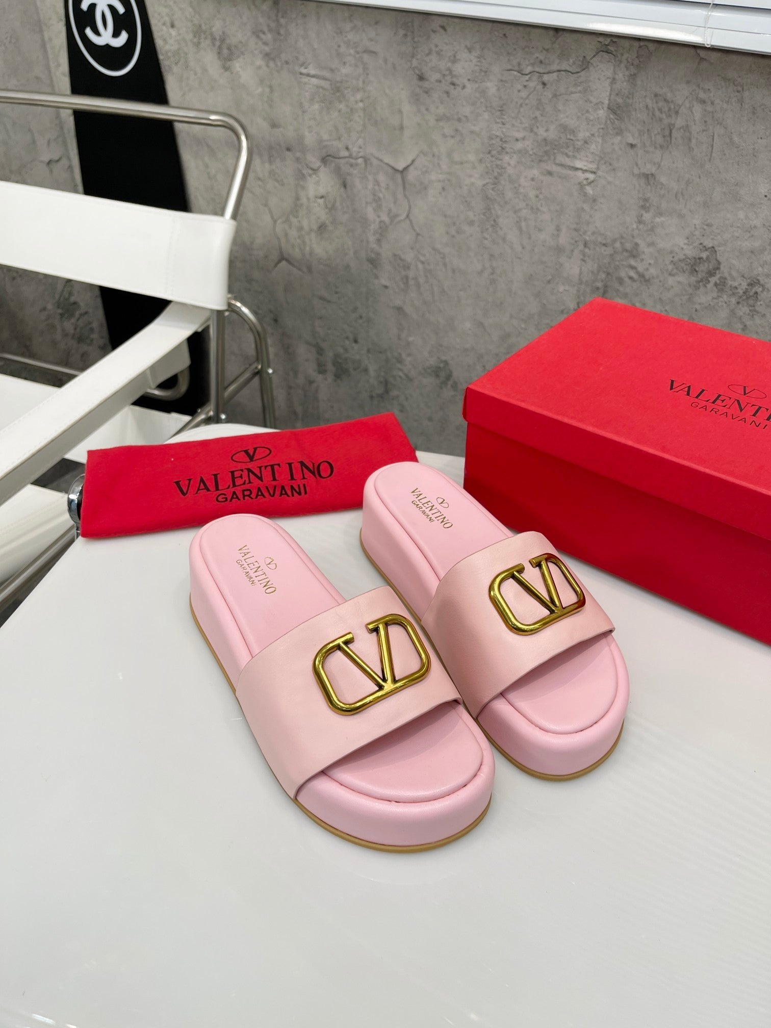PLATFORM SLIDE SANDALS – BLUSH PINK WITH GOLD LOGO DETAIL