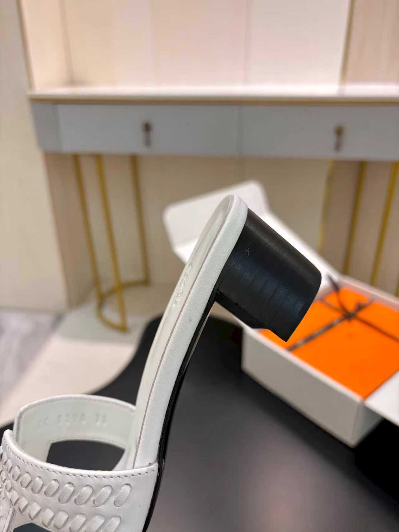 WEISSE LEDER-SANDALEN MIT ABSATZ