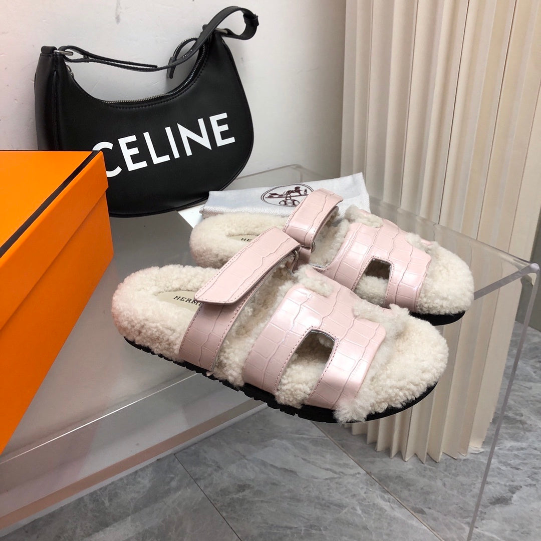 Rosafarbene Shearling-Sandalen mit geprägten Riemen 