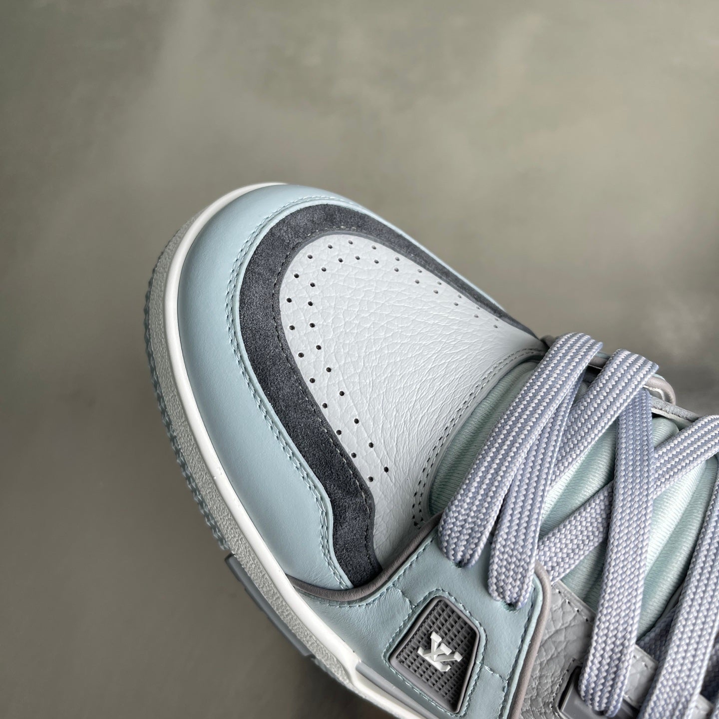 LIGHT BLUE LOW-TOP LEATHER SNEAKERS WITH CONTRAST PANELS