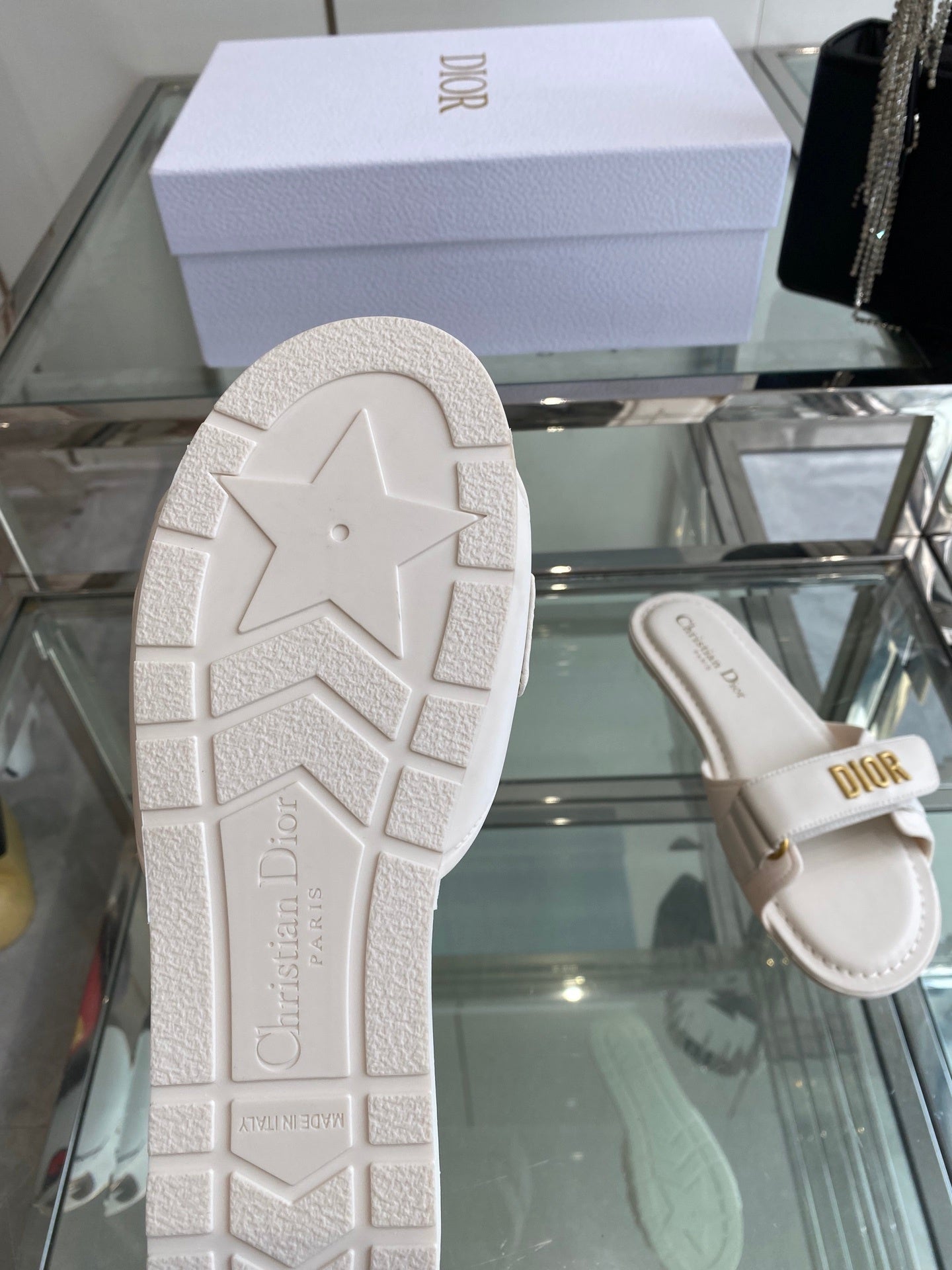 WHITE LOGO STRAP FLAT SLIDES