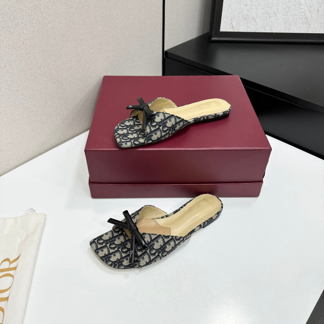 MONOGRAM PRINT BOW DETAIL FLAT MULE SANDALS