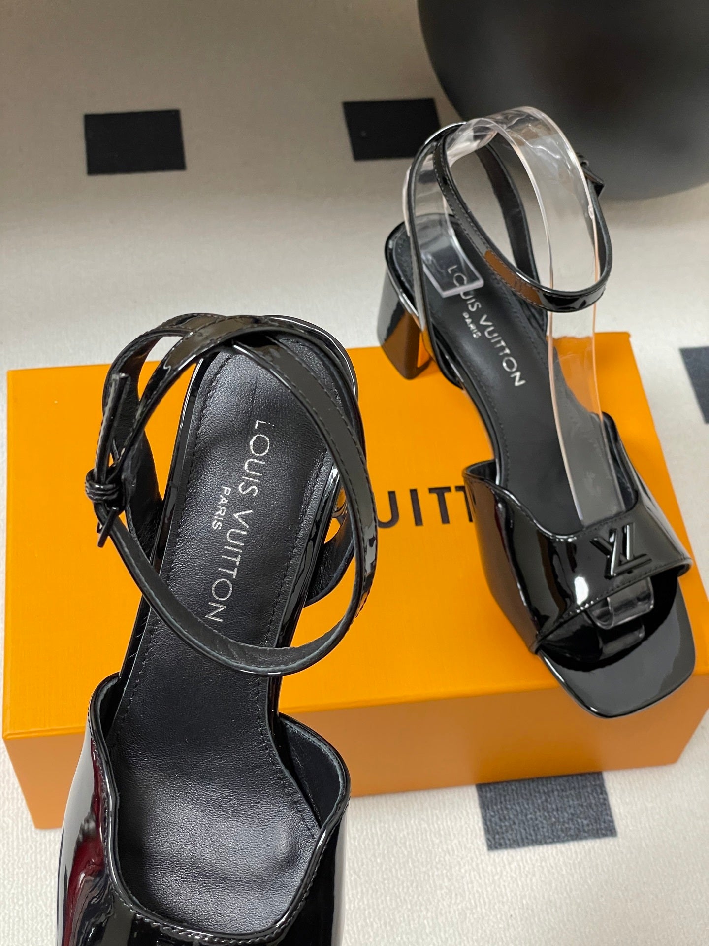 PATENT LEATHER BLOCK HEEL SANDALS – BLACK