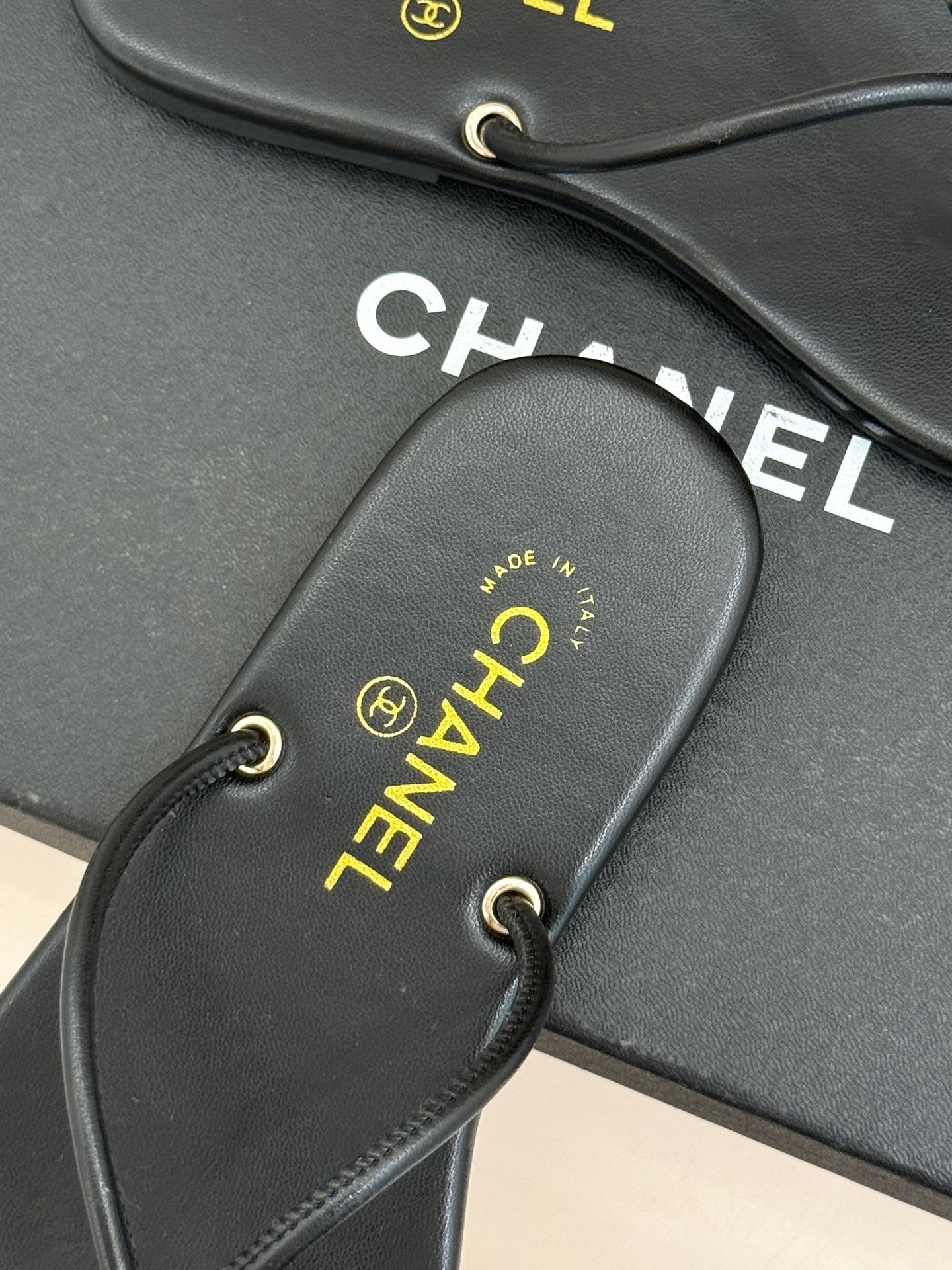 BLACK MINIMAL THONG SANDALS