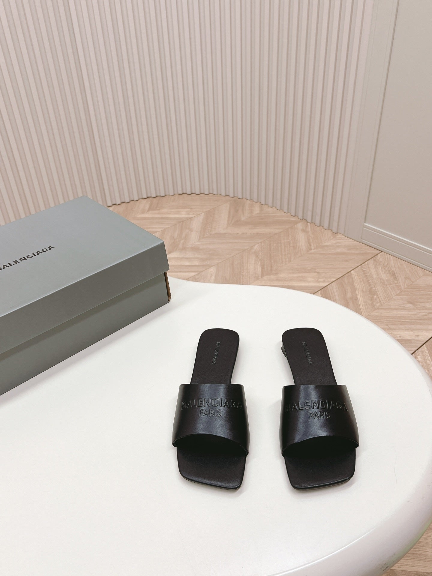 BLACK MINIMAL FLAT MULES