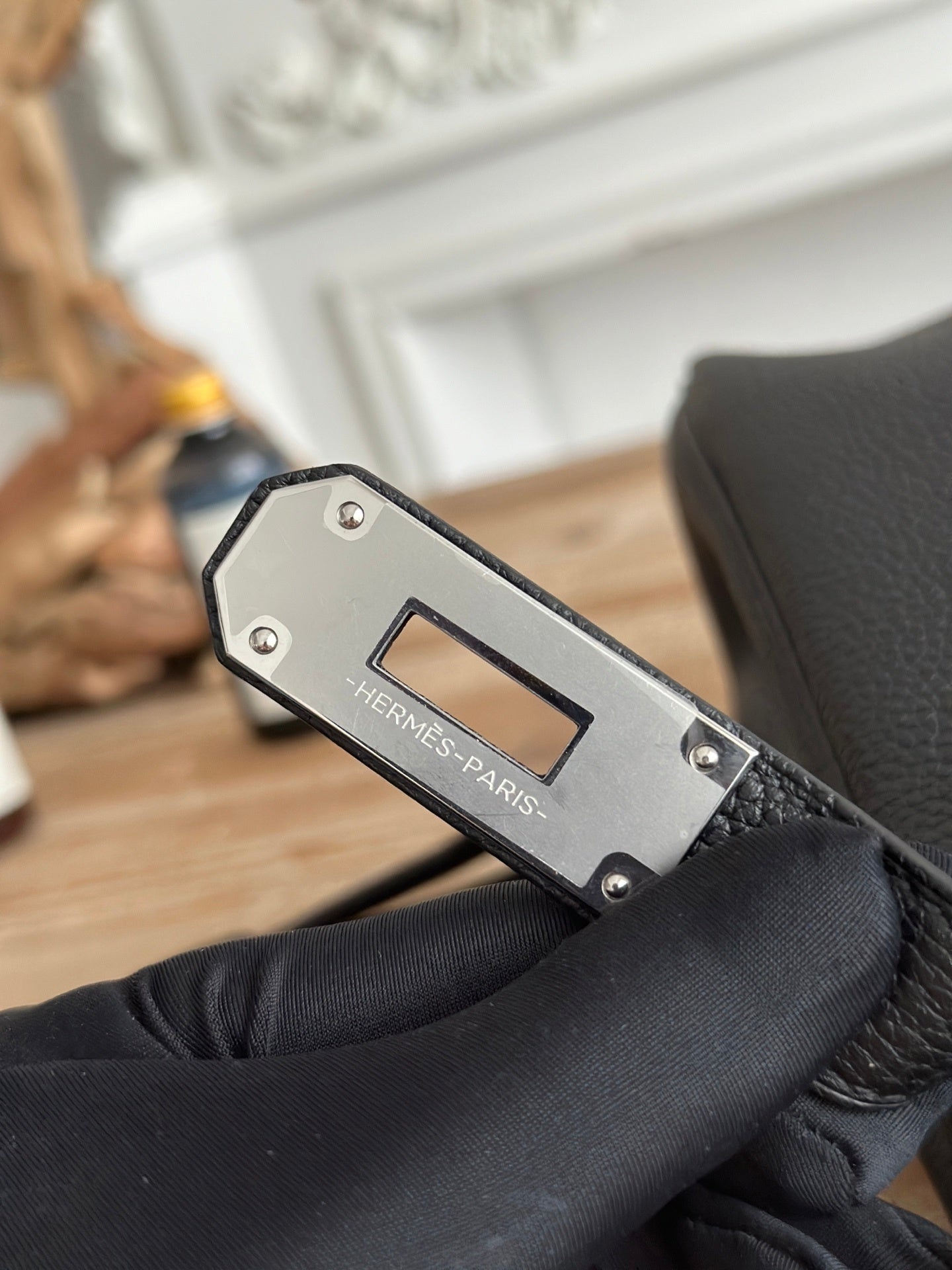 STRUCTURED LEATHER LOCK CROSSBODY BAG