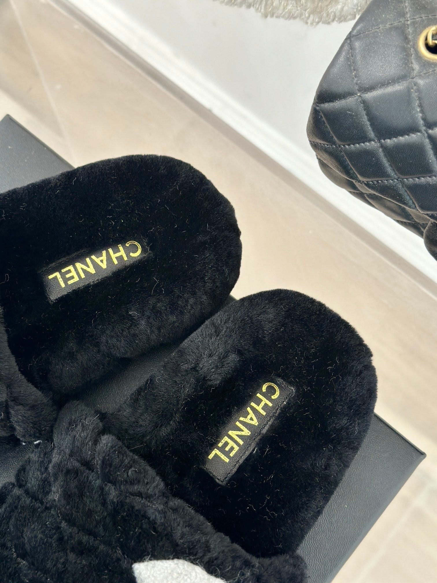 PLUSH FAUX FUR SLIDES – BLACK