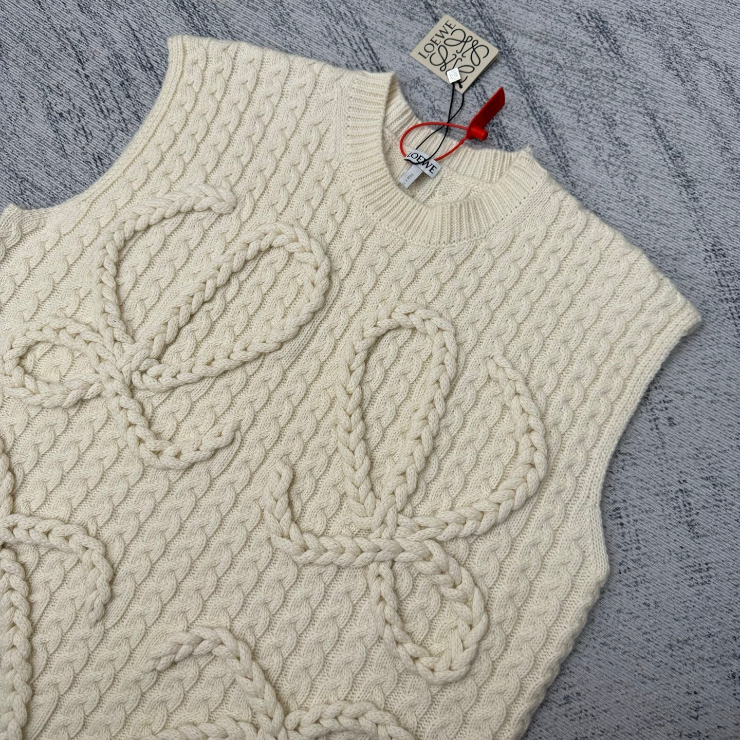 CABLE KNIT CREW NECK VEST