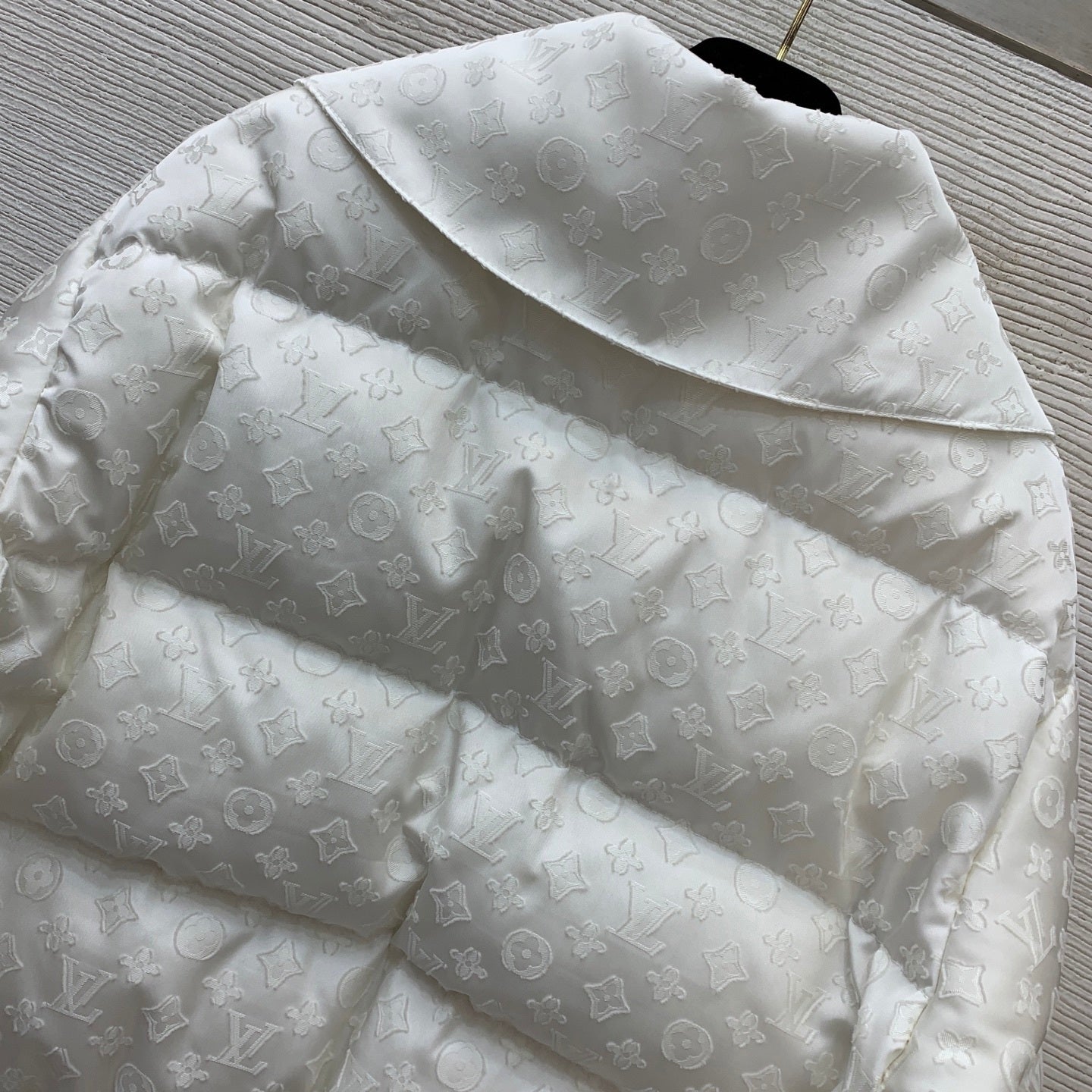 EMBOSSED PUFFER JACKET WITH FAUX FUR COLLAR