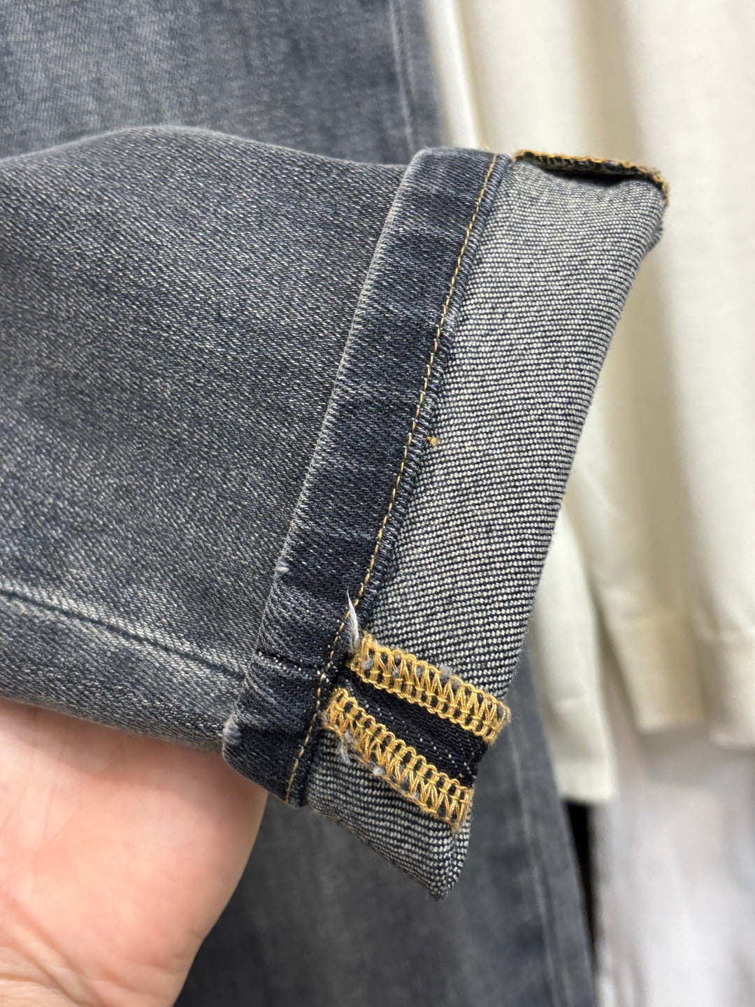 Graue Jeans mit gesticktem Rückendetail