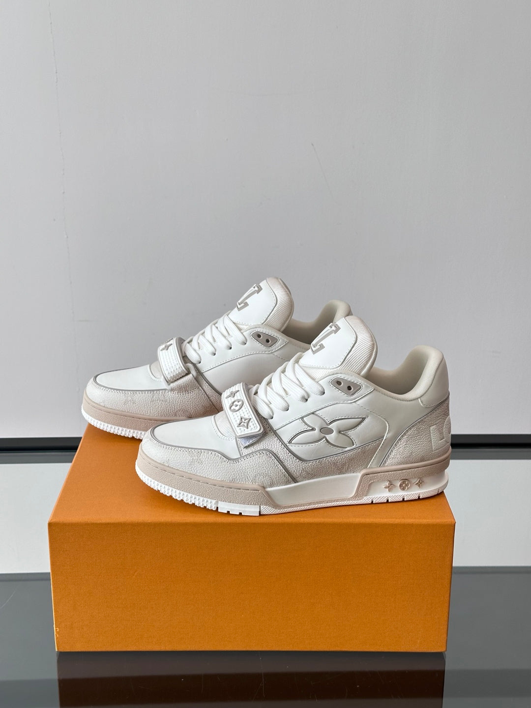 WHITE CHUNKY SNEAKERS