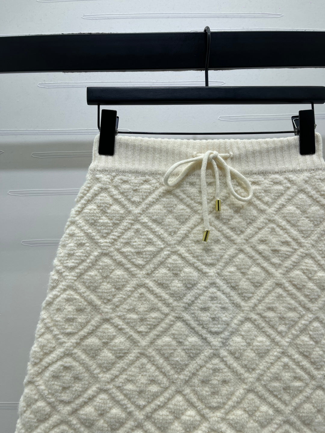 TEXTURED QUILTED KNIT MINI SKIRT