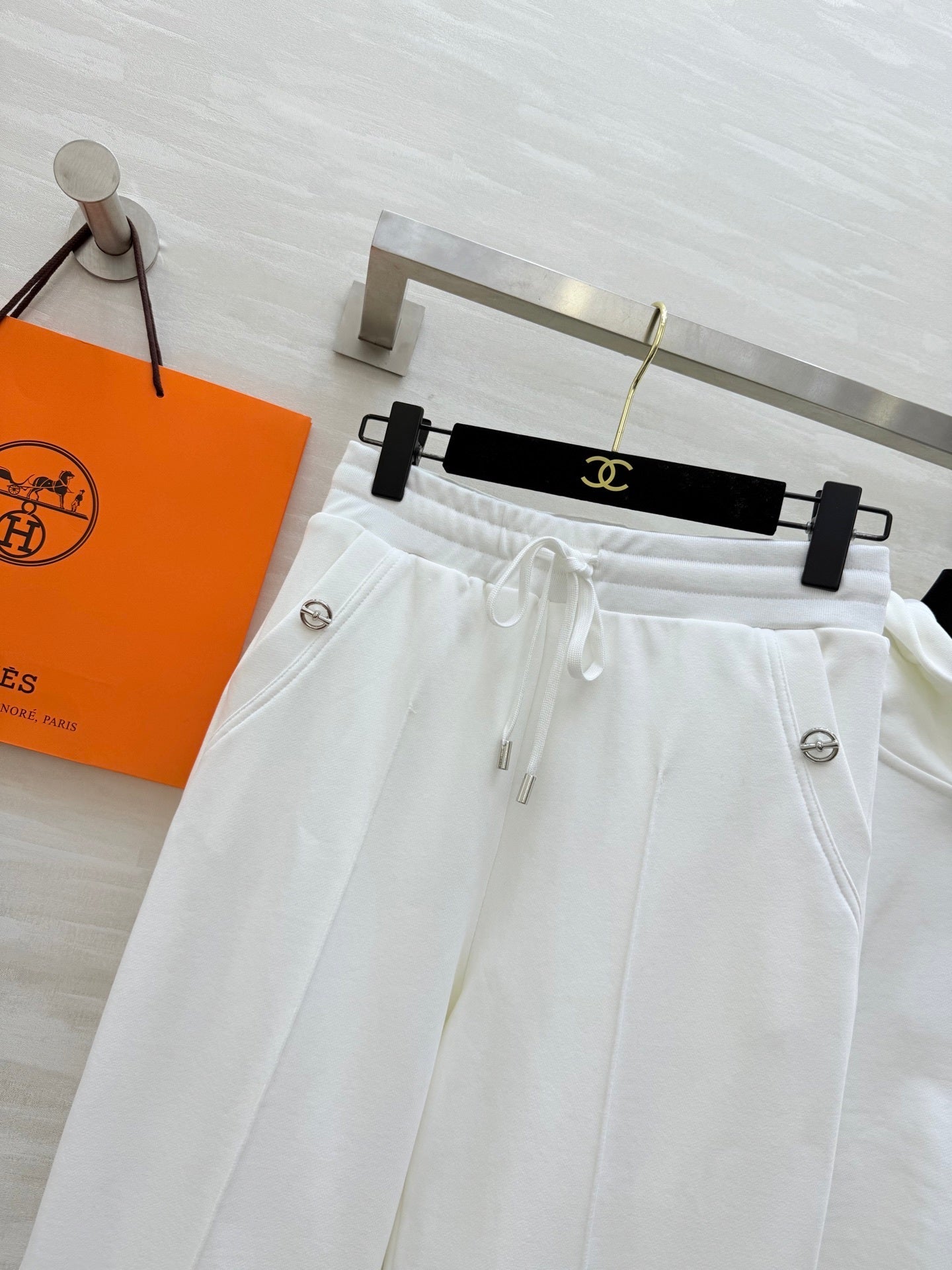 IVORY HOODED SWEATSHIRT AND WIDE-LEG LOUNGE PANTS SET