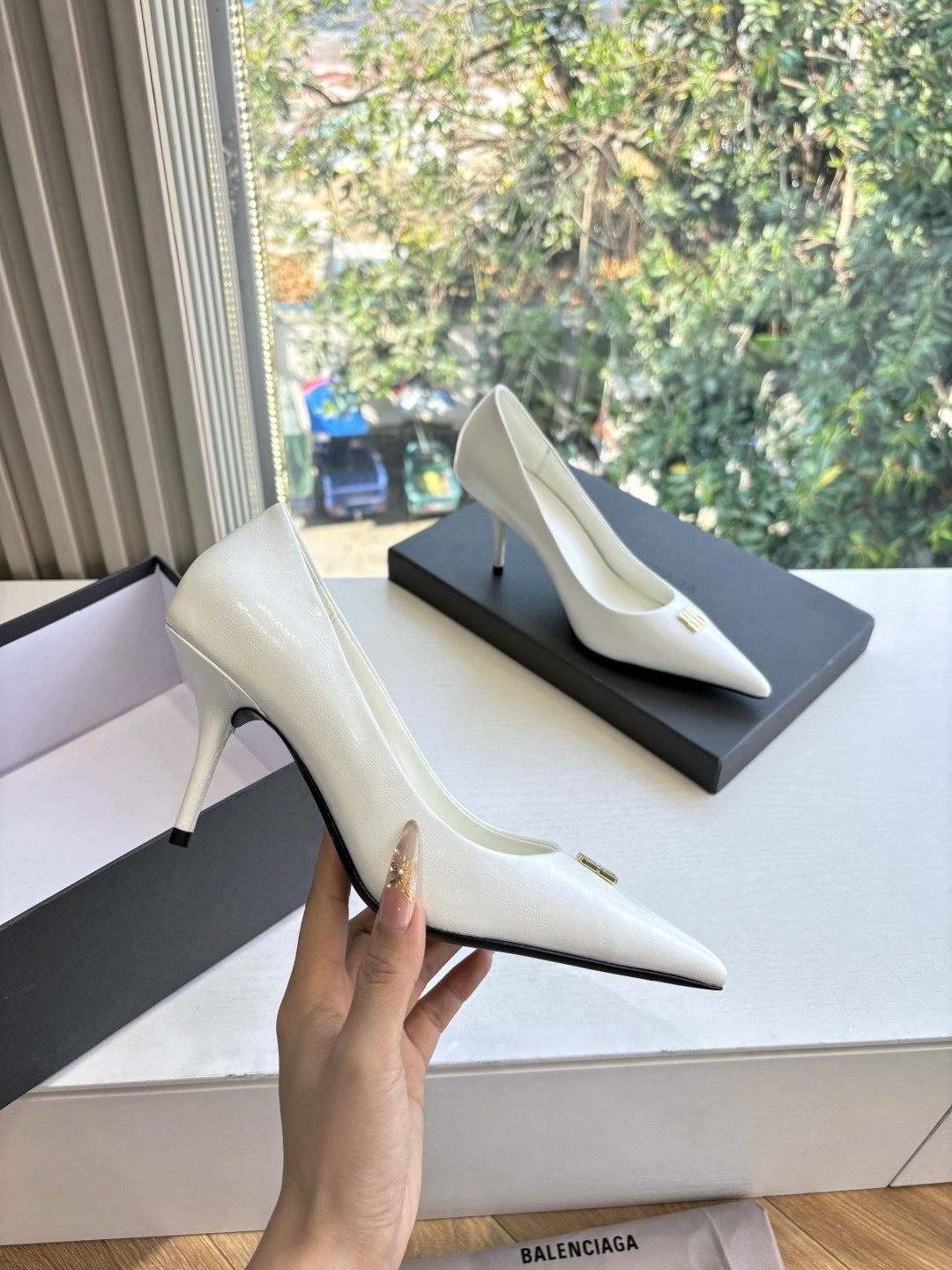 CLASSIC WHITE POINTED-TOE STILETTO HEELS