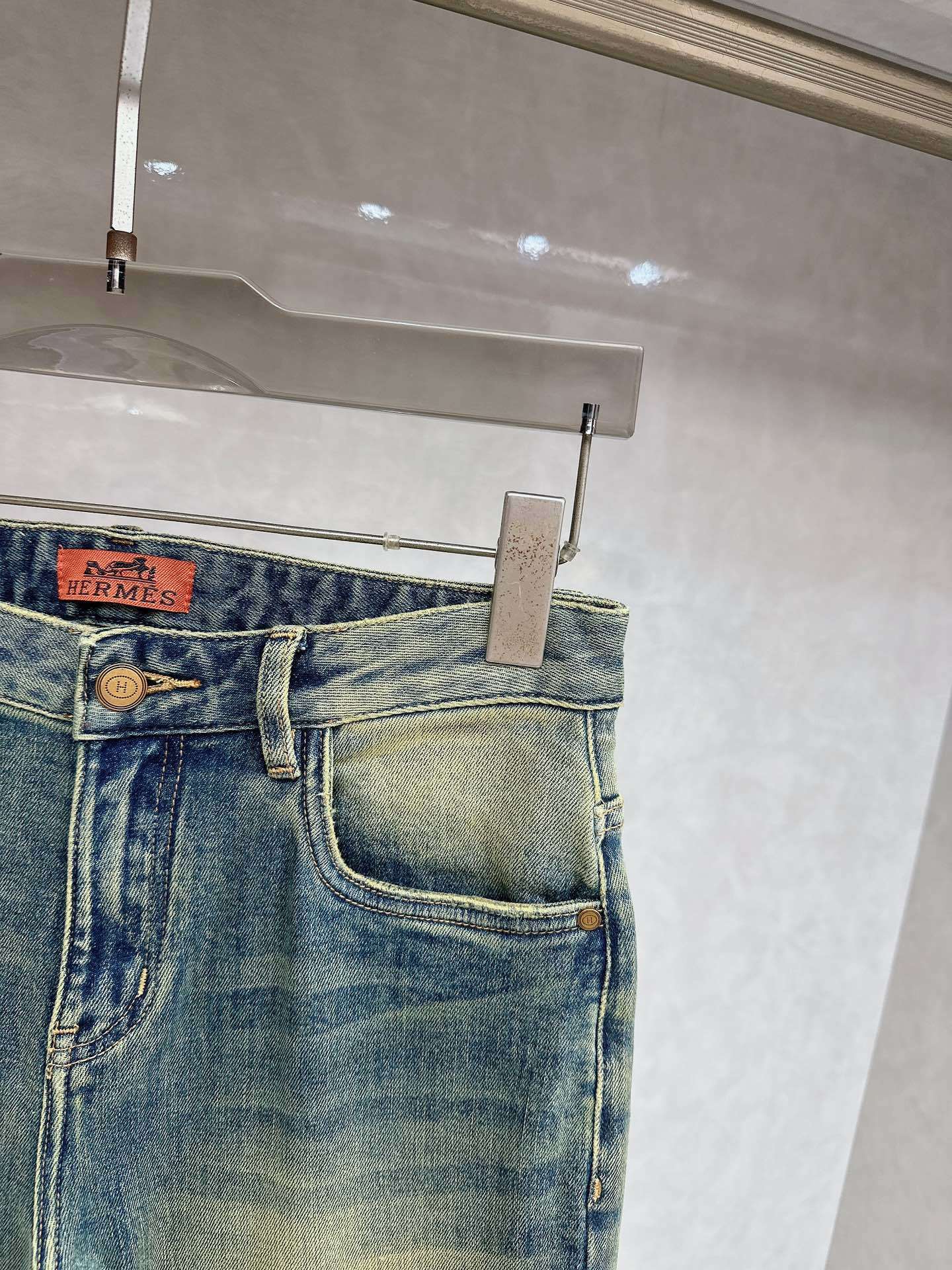 DISTRESSED DENIM JEANS WITH GRAPHIC BACK POCKET