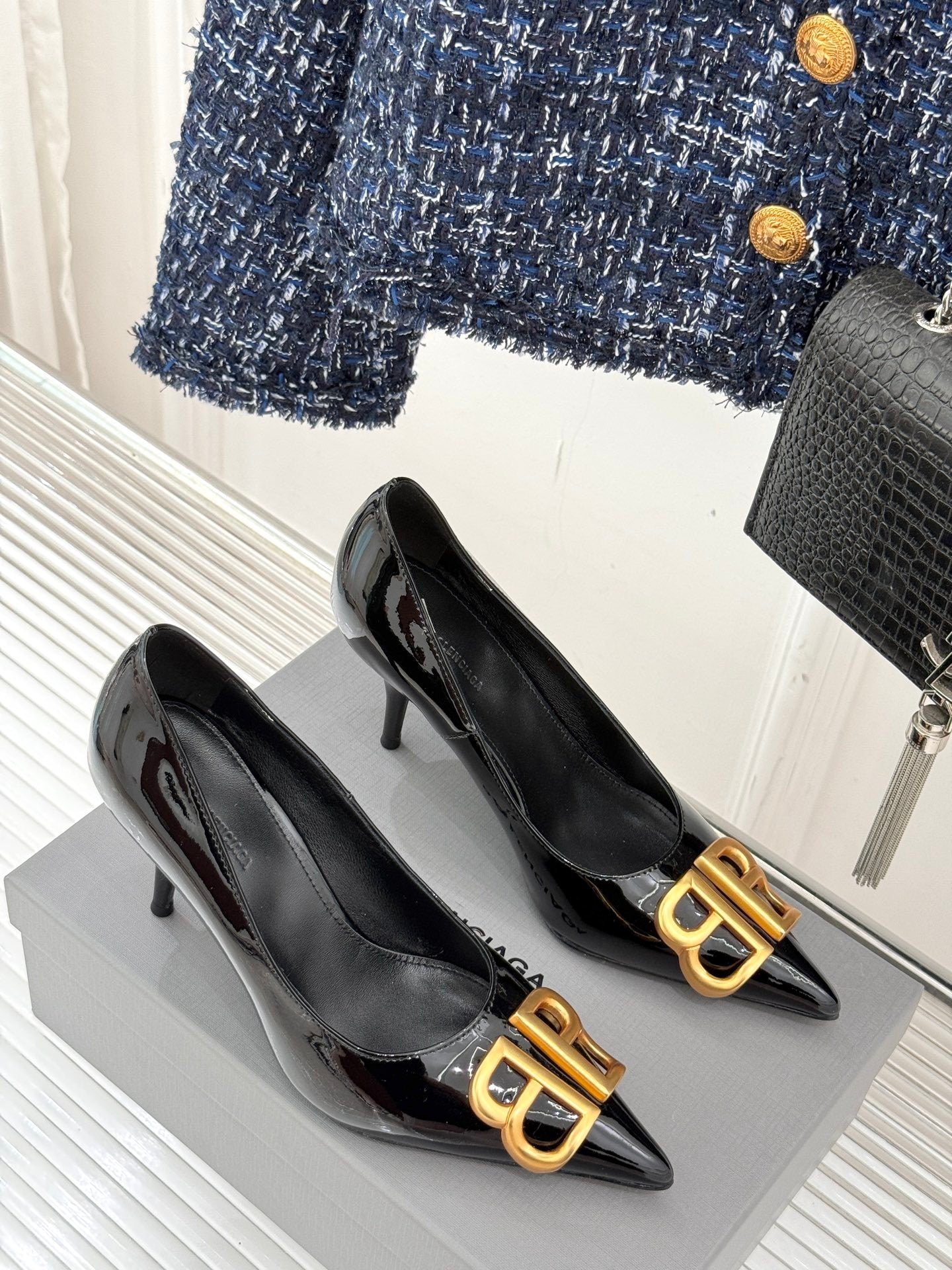 BLACK PATENT POINTED HEELS