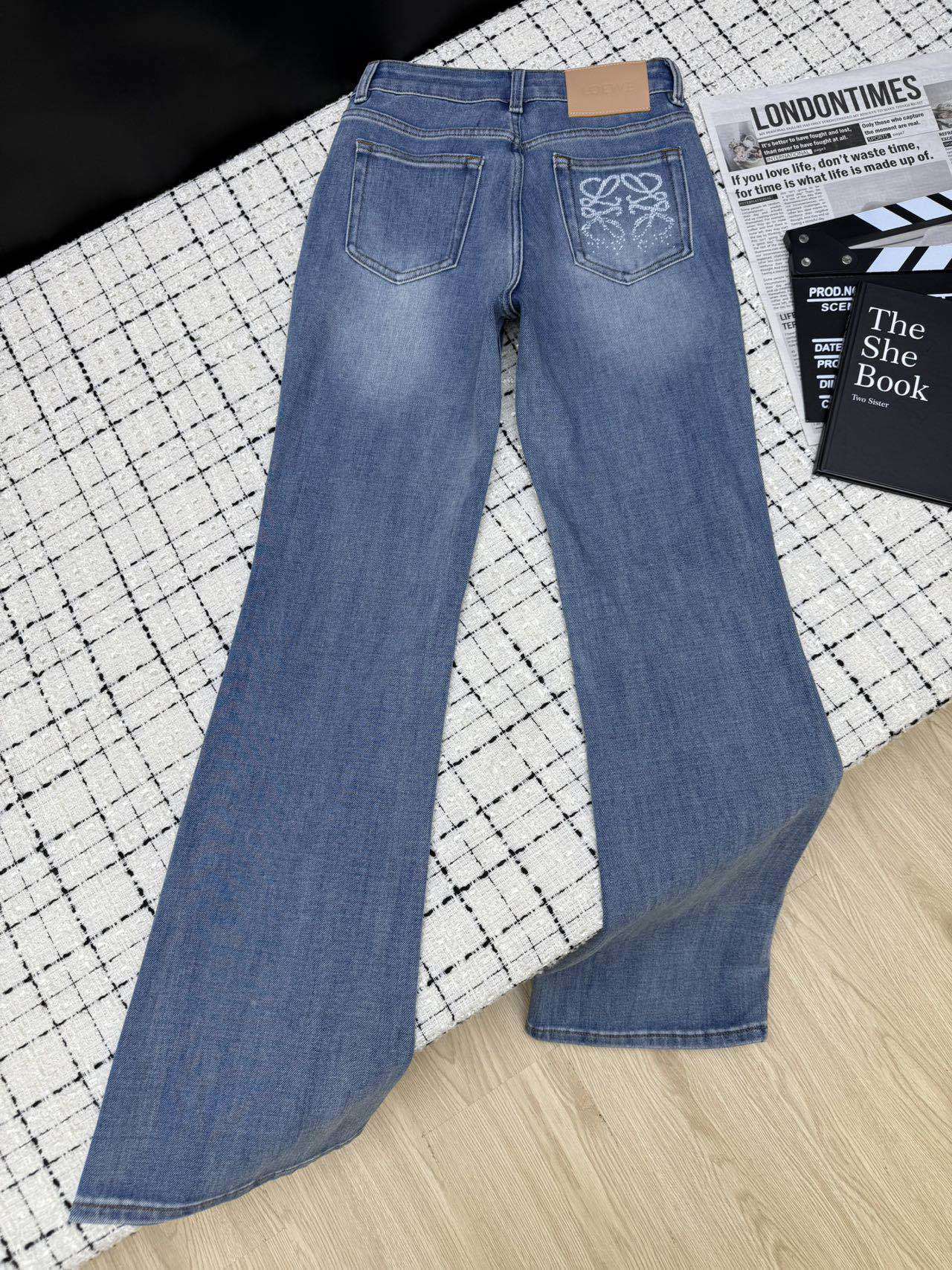 CLASSIC HIGH-RISE FLARED DENIM JEANS