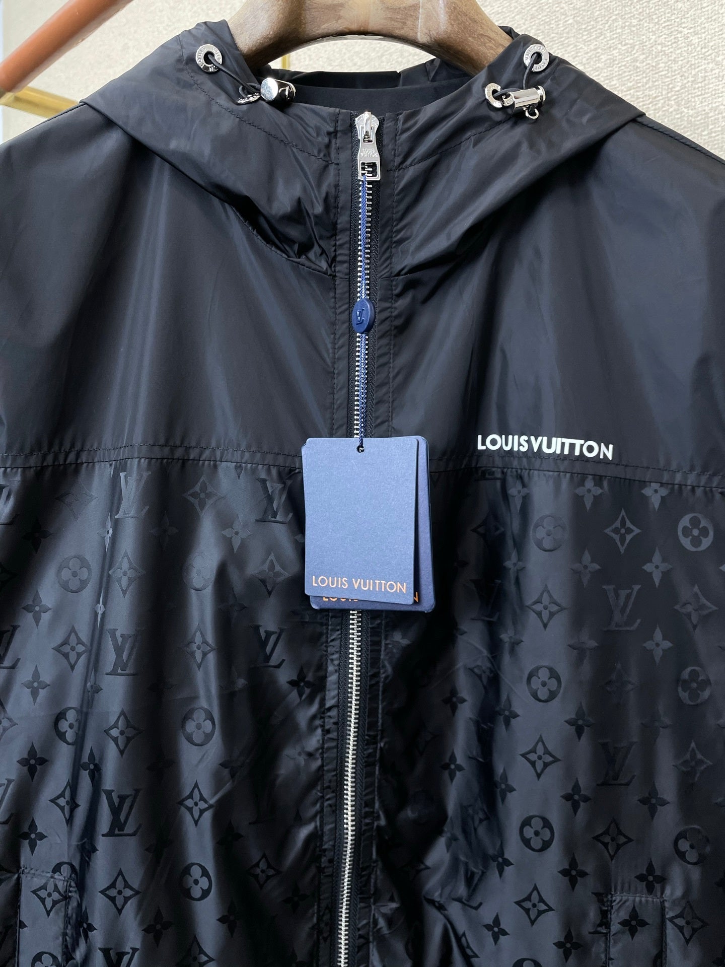 LIGHTWEIGHT HOODED WIND JACKET WITH TONAL PATTERN FINISH