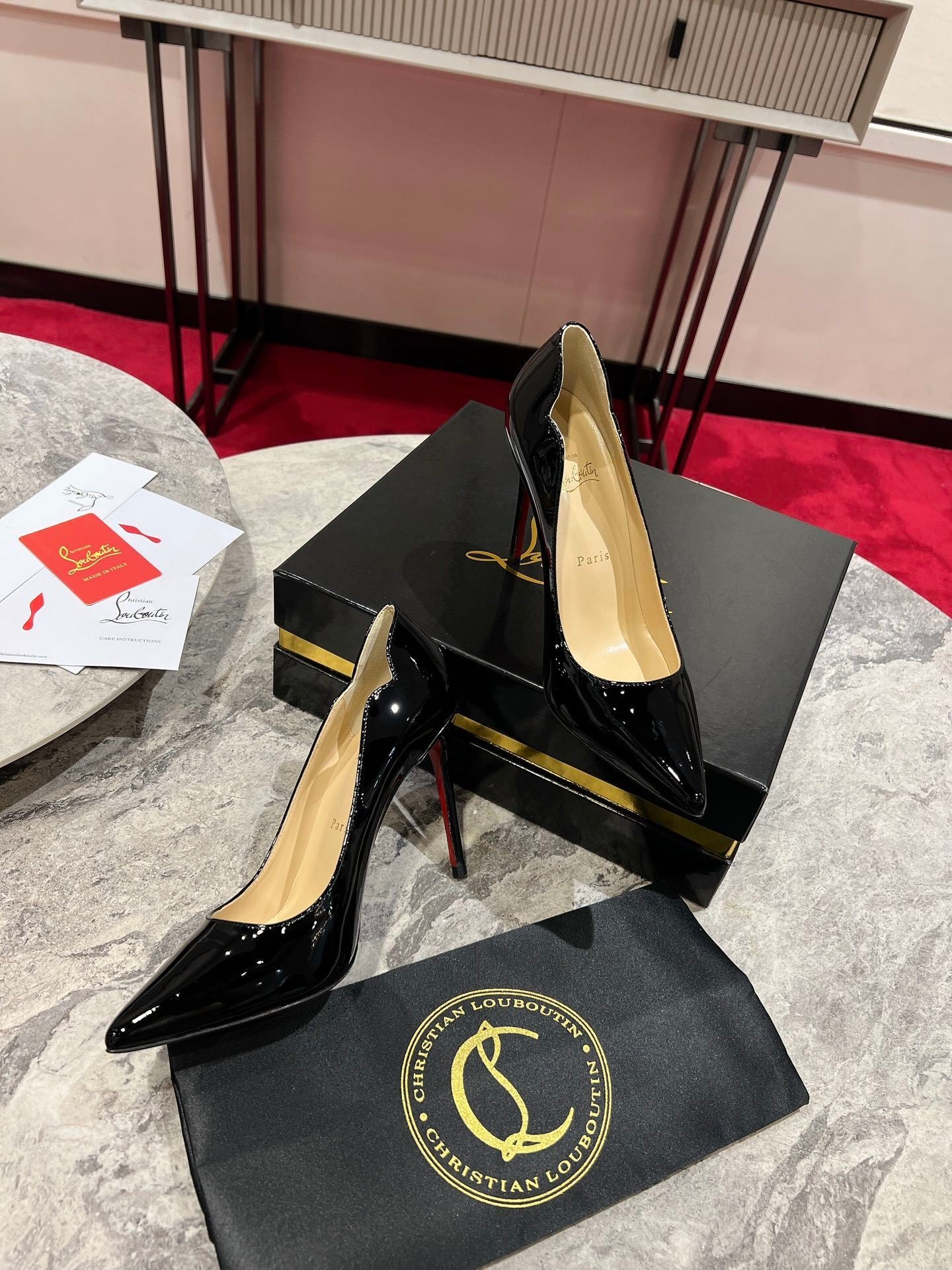 BLACK PATENT SCALLOPED POINTED PUMPS