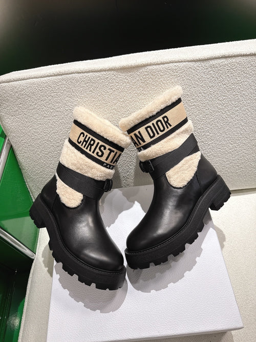 BLACK LEATHER BOOTS WITH SHEARLING COLLAR AND CHUNKY SOLE