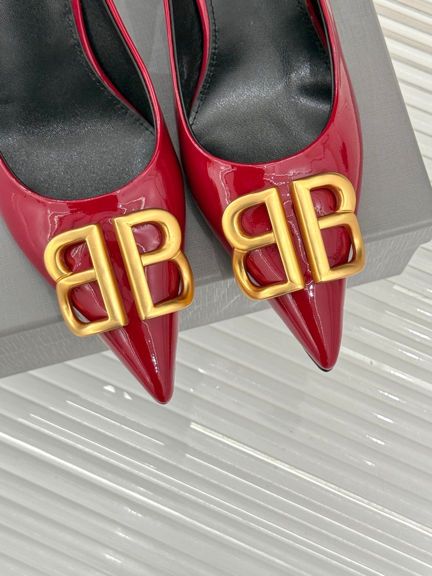 RED PATENT SLINGBACK POINTED HEELS