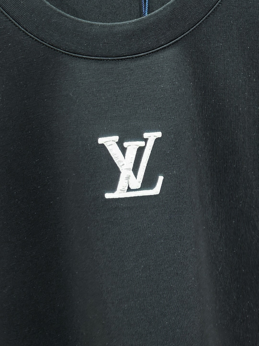 MINIMAL BESTICKTES KURZARM-T-SHIRT