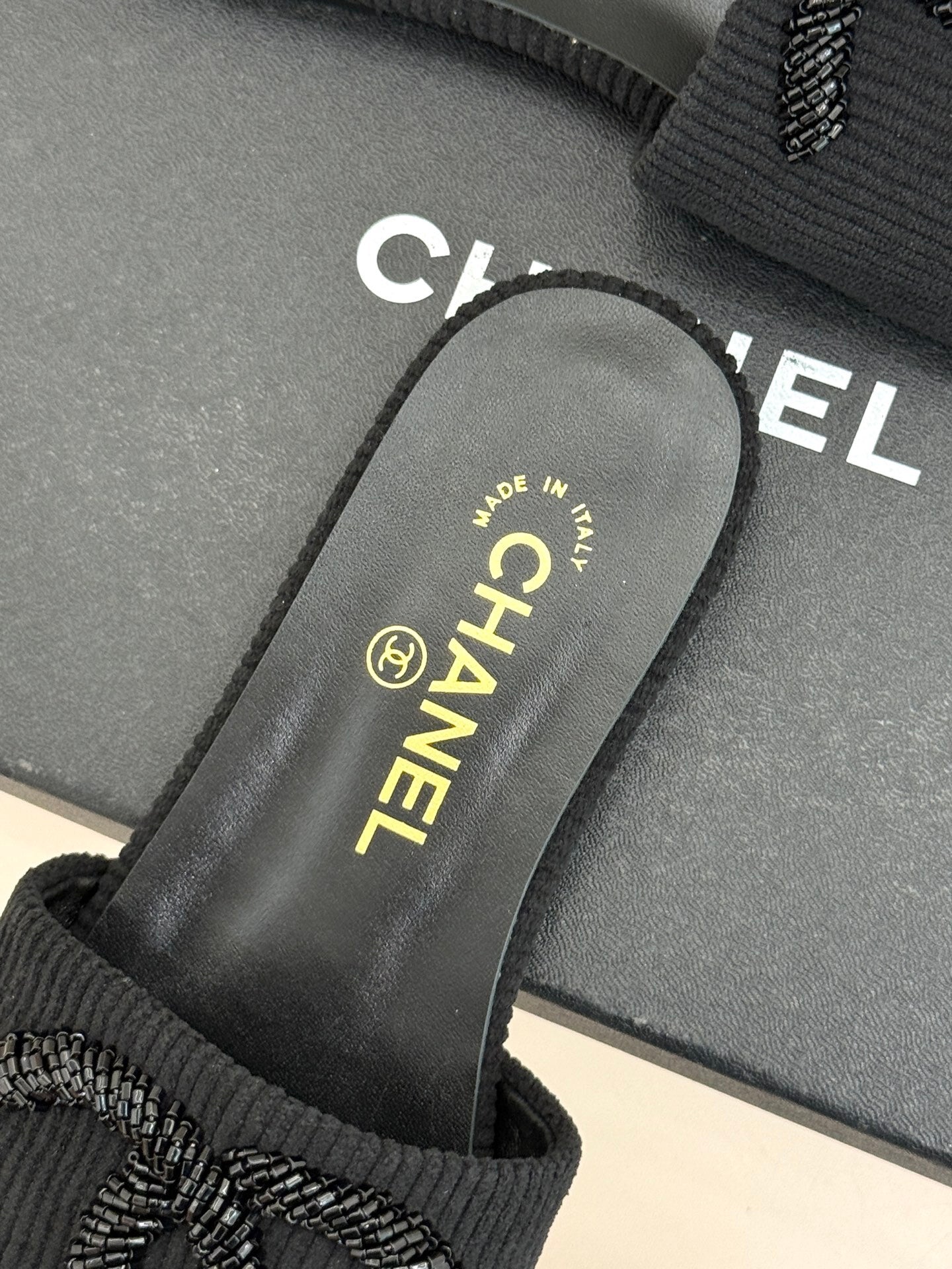 BLACK TEXTURED SLIDE SANDALS