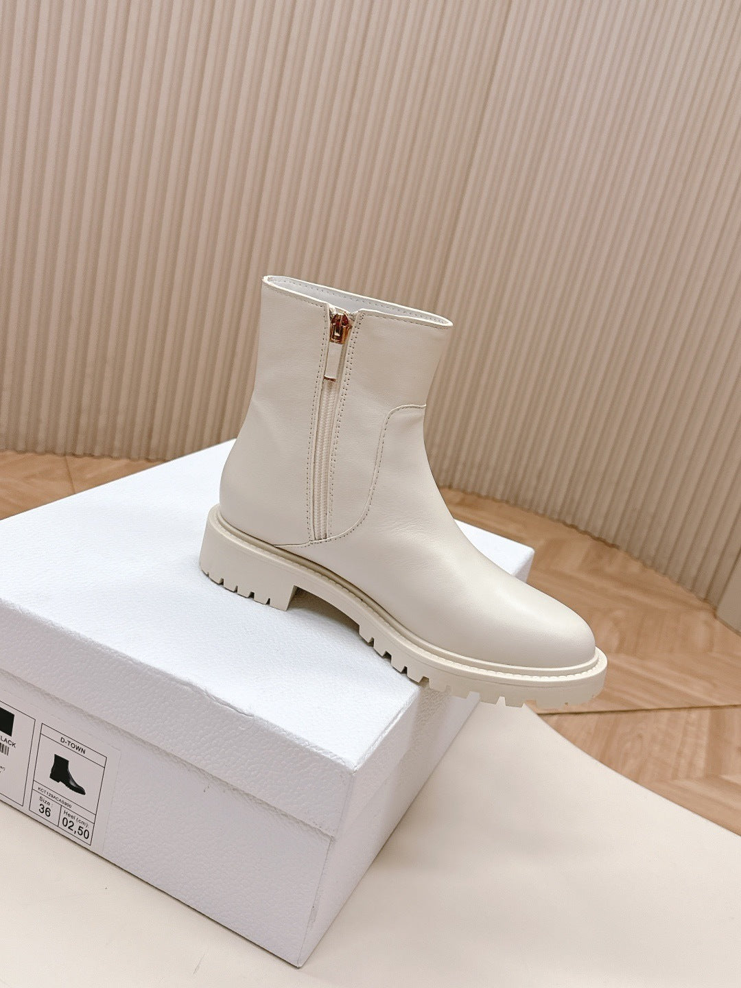 WHITE LEATHER ANKLE BOOTS WITH LUG SOLE
