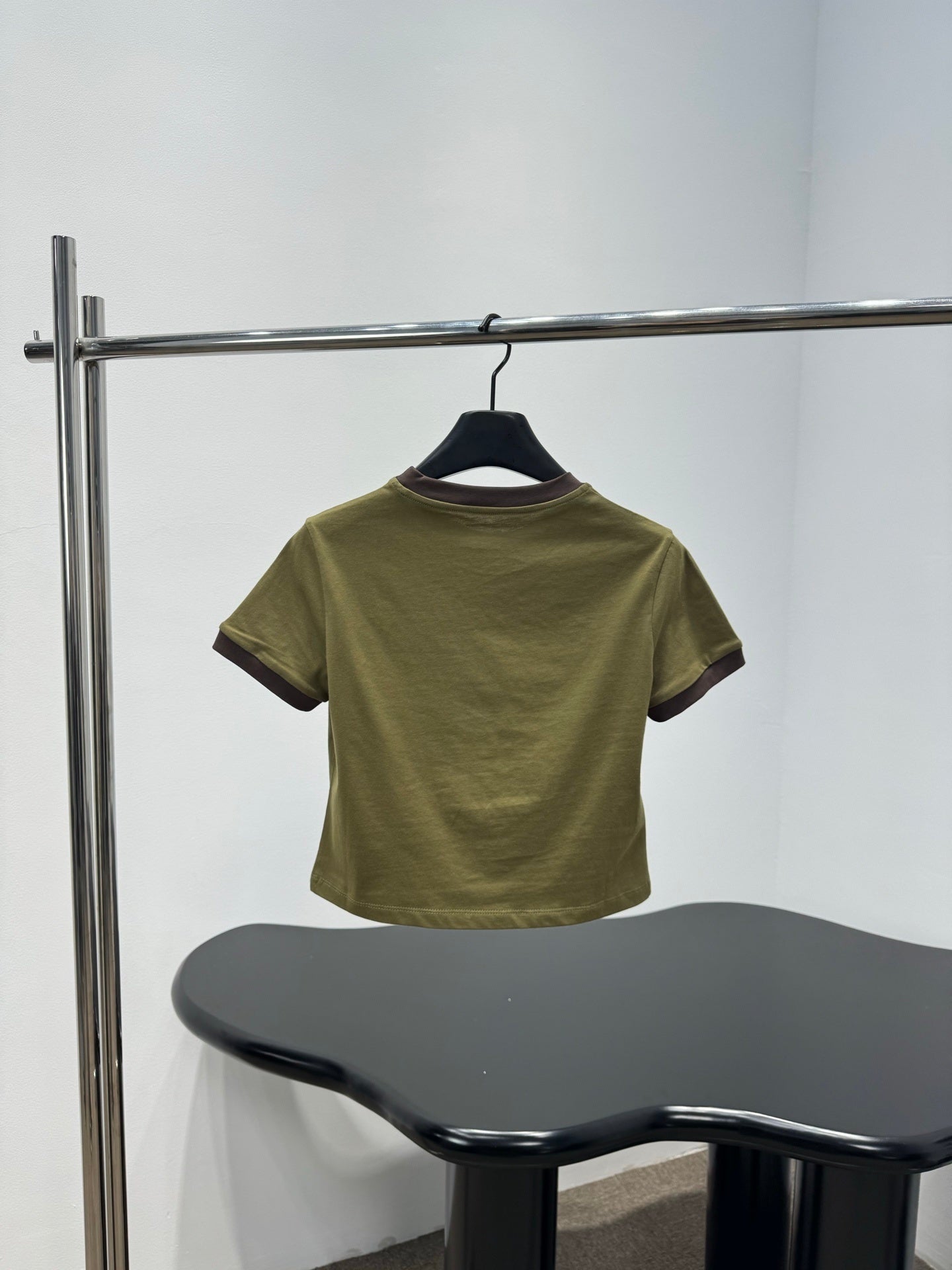 CONTRAST TRIM LOGO CROPPED T-SHIRT