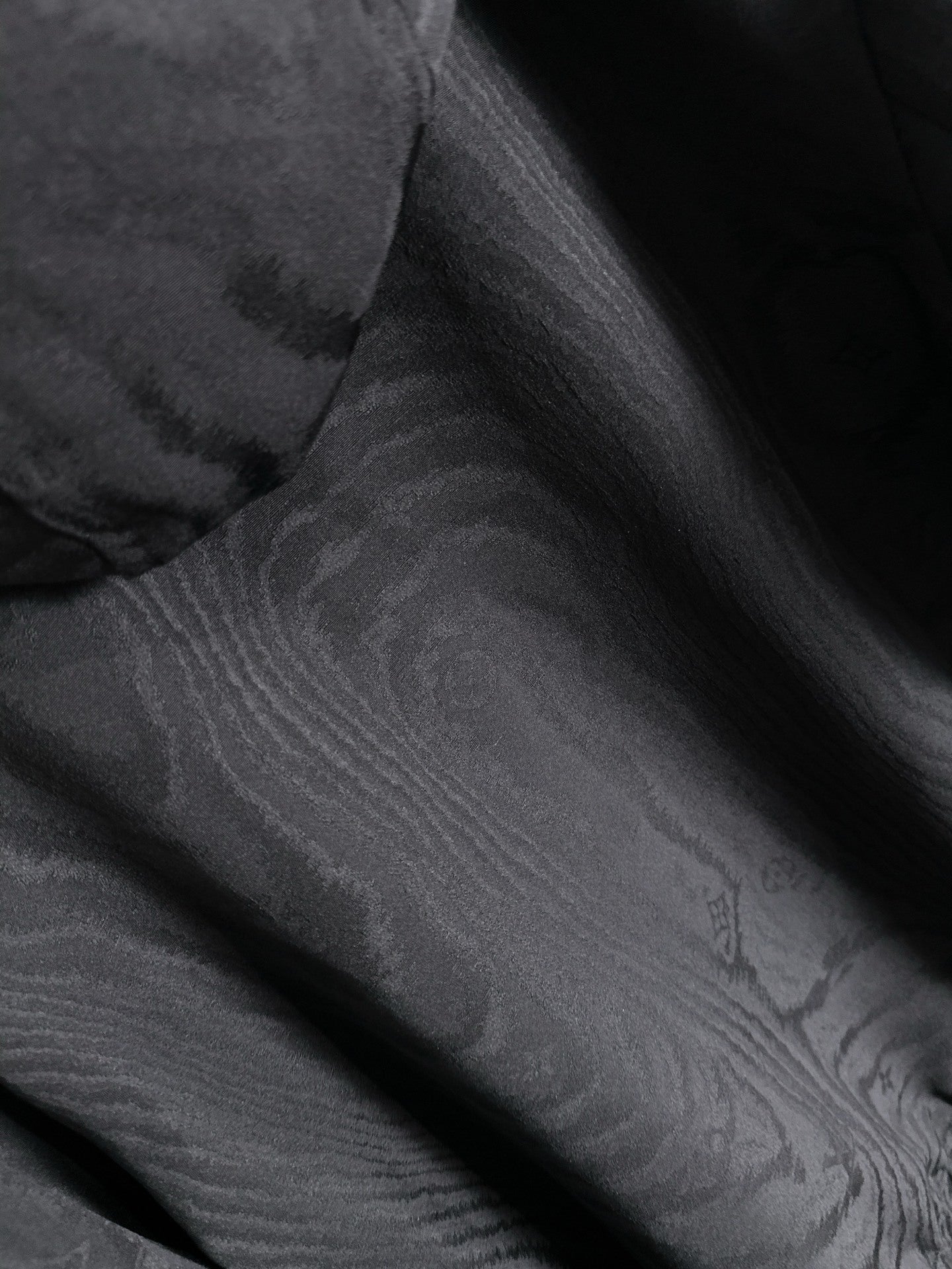 SCHWARZE KAPUZENJACKE MIT STRUKTURIERTER FORM