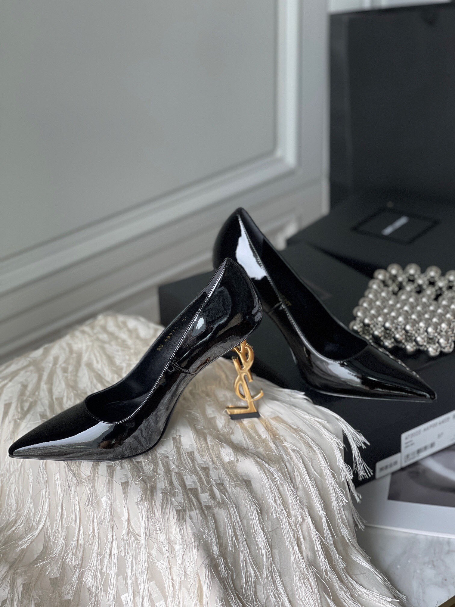 PATENT LEATHER POINTED-TOE LOGO HEEL PUMPS