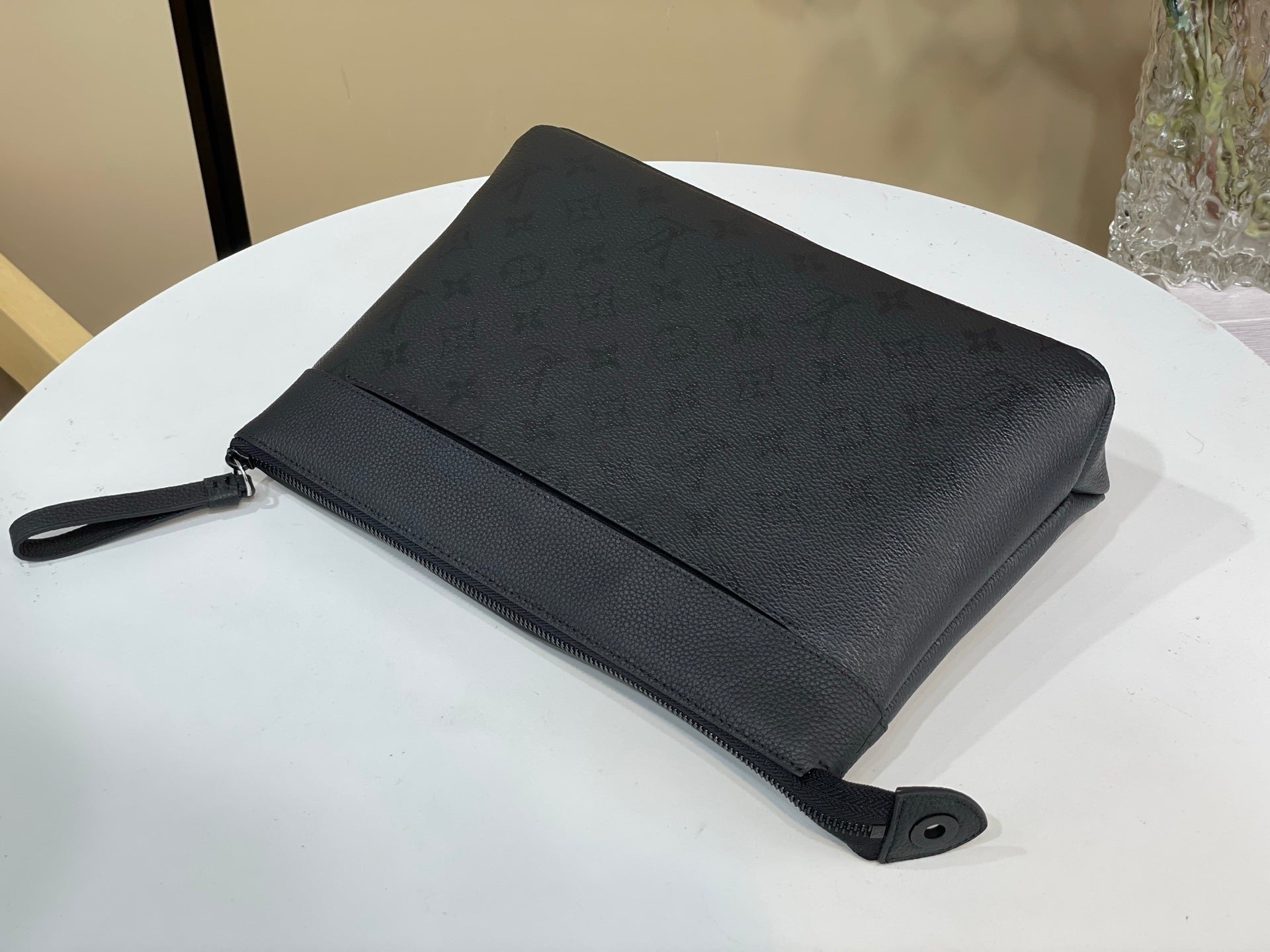 MINIMALIST LEATHER ZIP POUCH