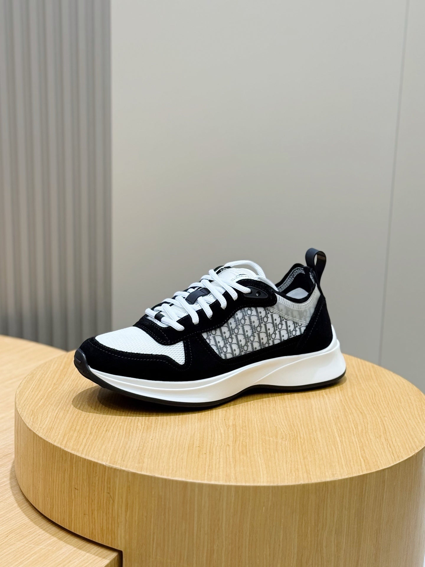 BLACK & WHITE SPORT MESH SNEAKERS